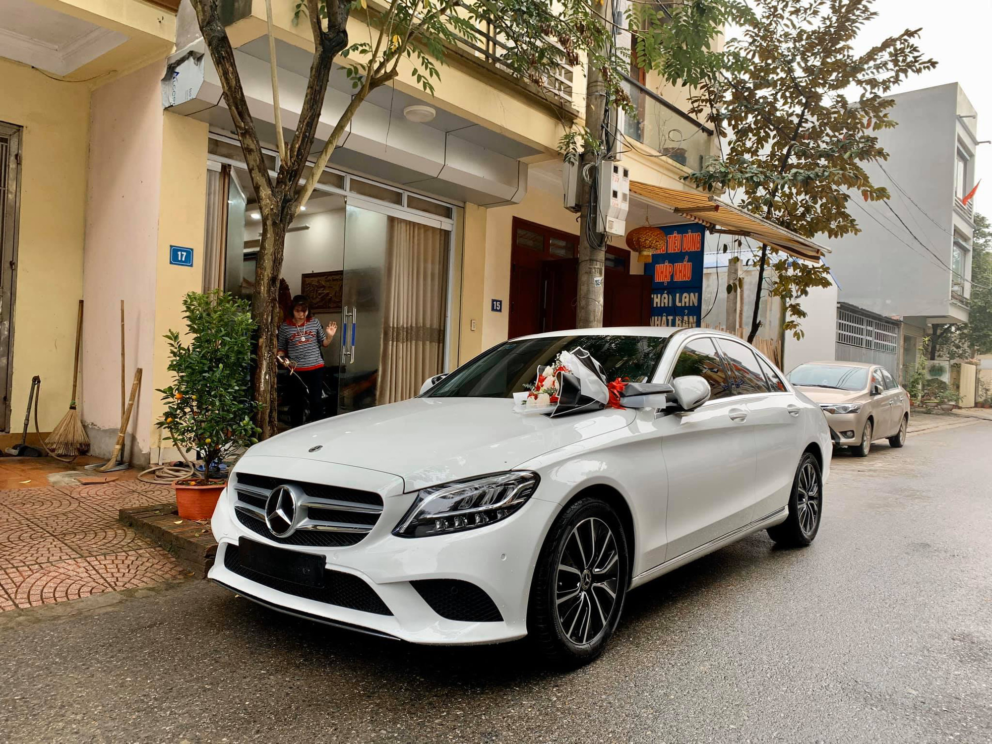 Chồng nhà người ta: Mua Mercedes-Benz C 200 gần 1,5 tỷ tặng vợ dịp Valentine, nhất định chọn màu vợ thích và ‘ship’ đến tận cửa nhà để tạo bất ngờ - Ảnh 1.