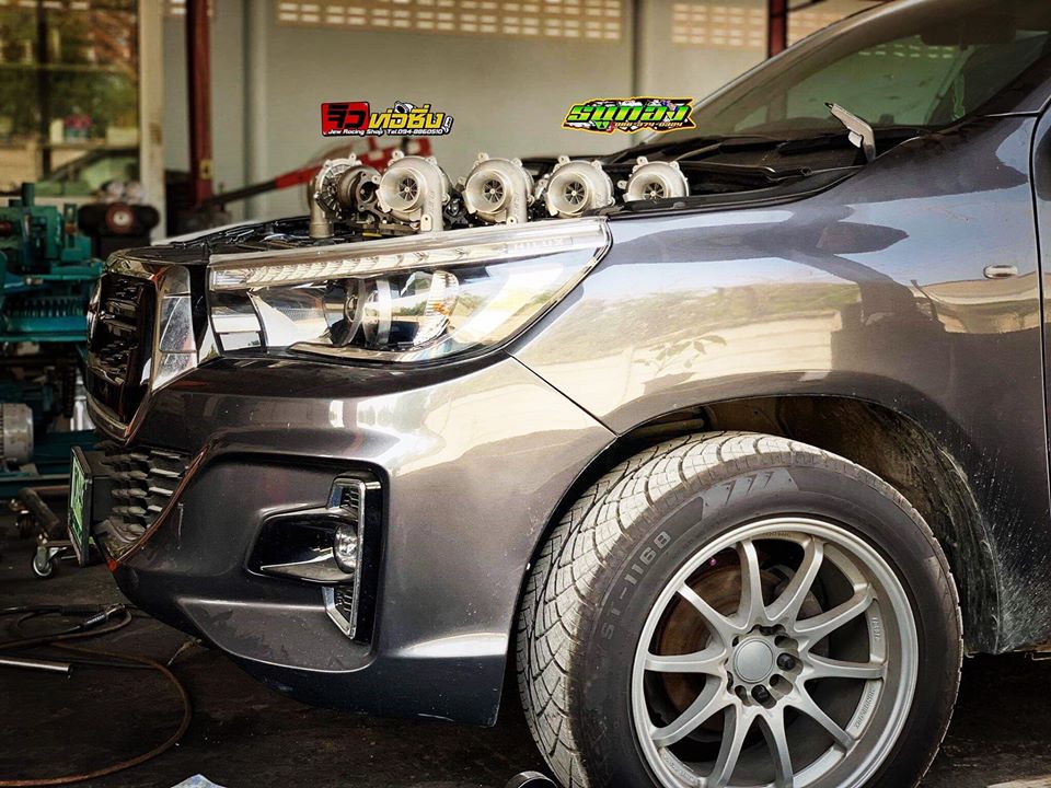 Dân chơi độ Toyota Hilux với 8 turbo, ai nhìn khoang động cơ cũng choáng váng - Ảnh 5.