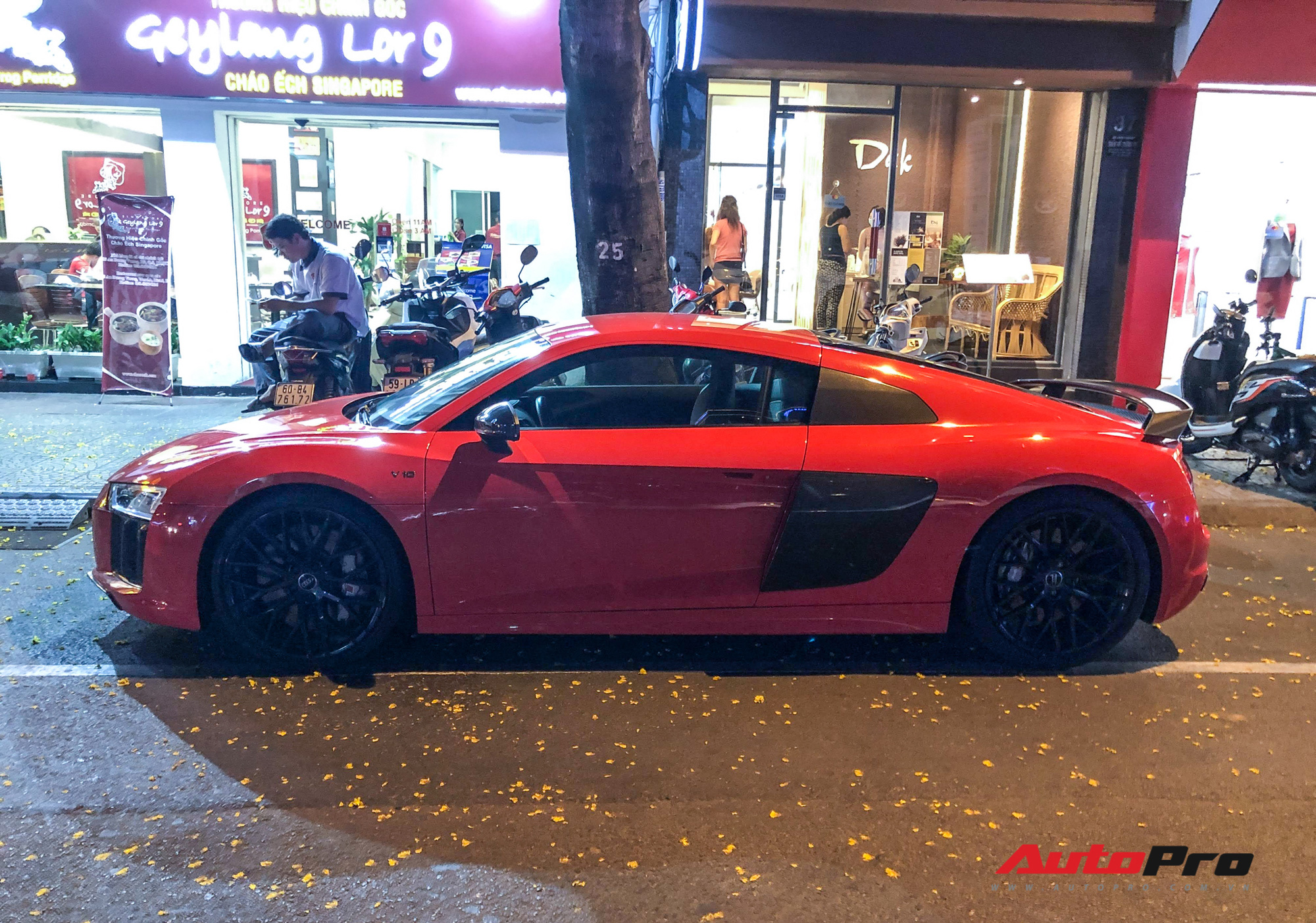 Thiếu gia Phan Thành tái xuất cùng siêu xe Audi R8 V10 Plus trên phố Sài Gòn - Ảnh 4.