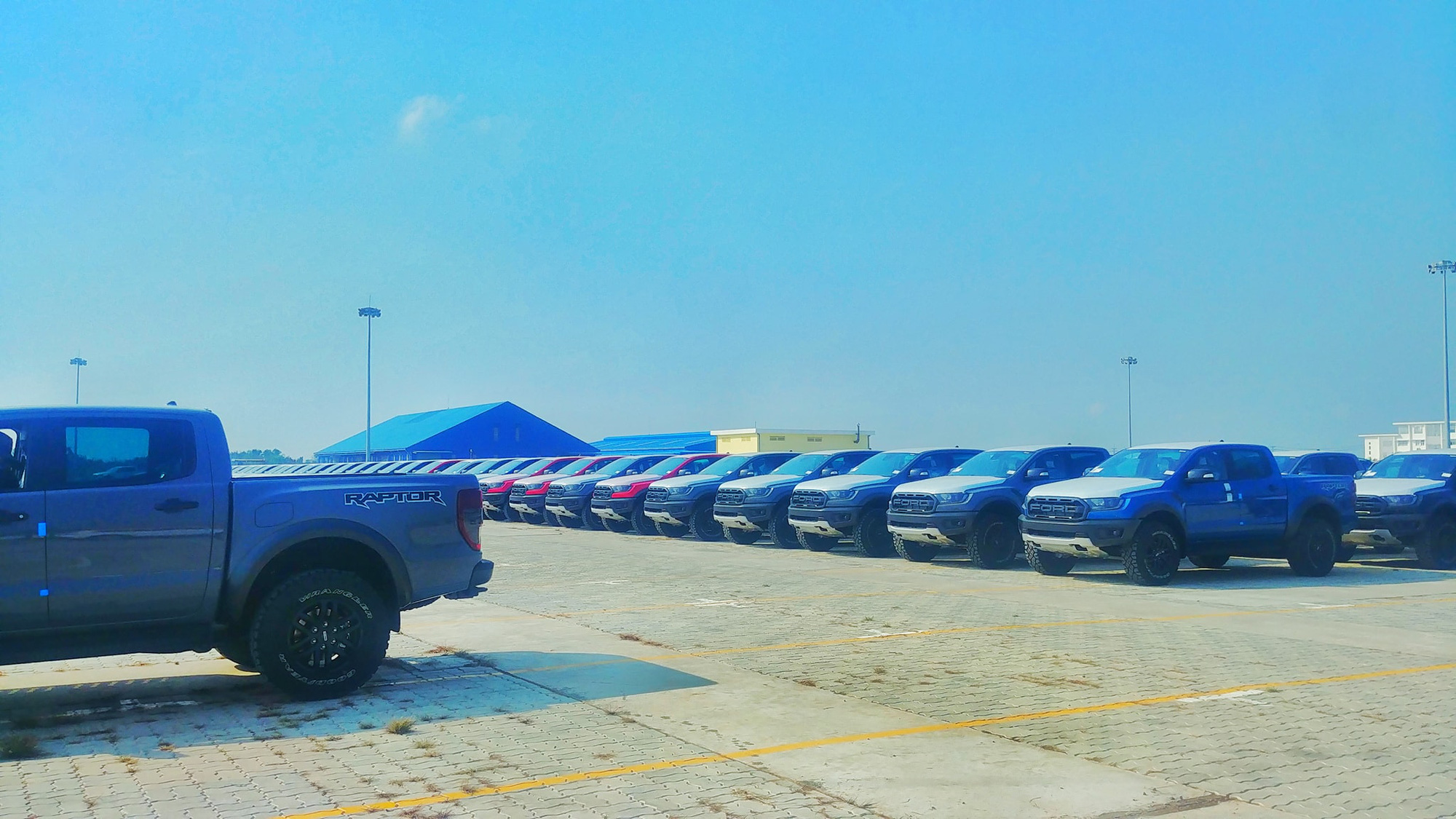 Lô hàng Ford Ranger Raptor 2020 đầu tiên về Việt Nam: Thêm phanh tự động, hỗ trợ giữ làn đường - Ảnh 1.