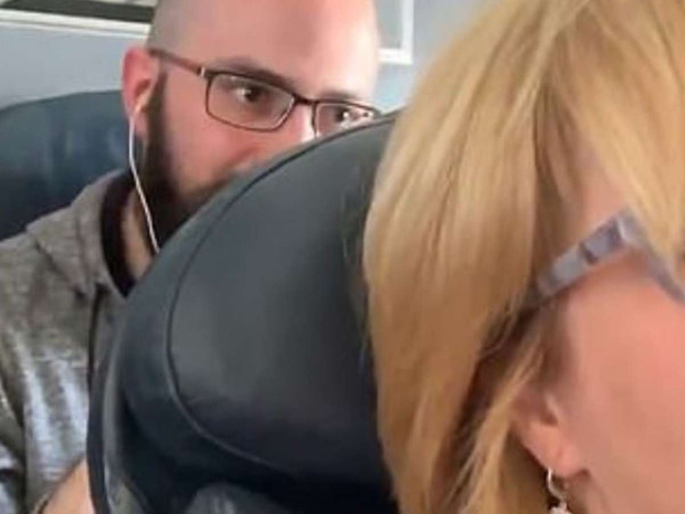 Nữ hành khách bị đấm liên tục vào lưng ghế trên máy bay, tiếp viên lại bênh vực kẻ ngồi sau và tranh cãi kịch liệt của cư dân mạng: Ai đúng, ai sai? - Ảnh 2.