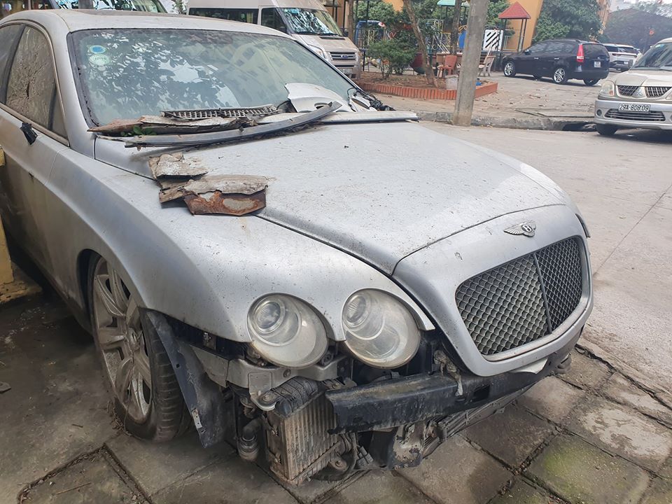 ‘Siêu phẩm’ một thời Bentley Continental xuất hiện trên phố Hà Nội trong tình trạng vỡ nát, vài chi tiết còn sót lại gây ngạc nhiên - Ảnh 1.