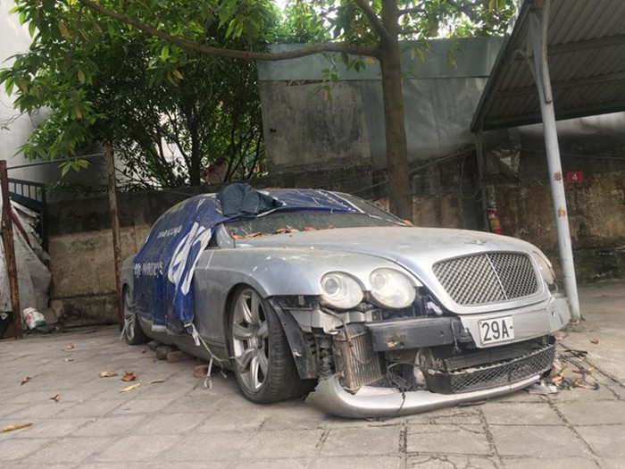 ‘Siêu phẩm’ một thời Bentley Continental xuất hiện trên phố Hà Nội trong tình trạng vỡ nát, vài chi tiết còn sót lại gây ngạc nhiên - Ảnh 3.
