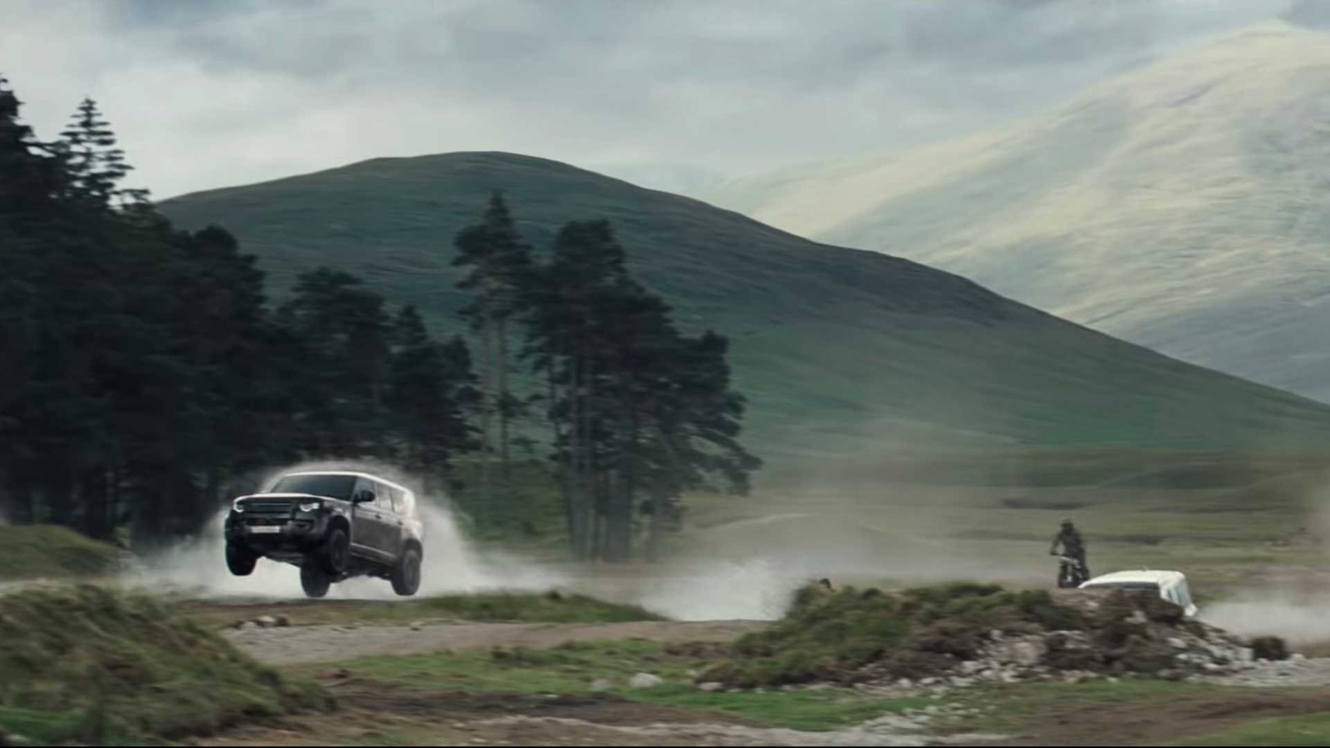 Land Rover Defender 2020 bay lượn như chim trong trailer mới của phim 007, vẫn bị người dùng quay lưng - Ảnh 2.