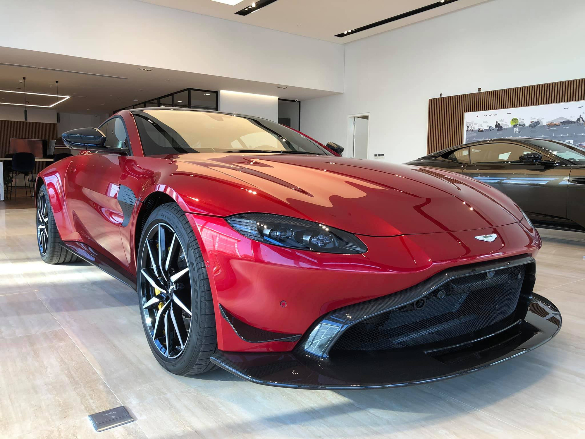 Aston Martin V8 Vantage chính hãng nâng cấp gói độ cực độc - Ảnh 1.