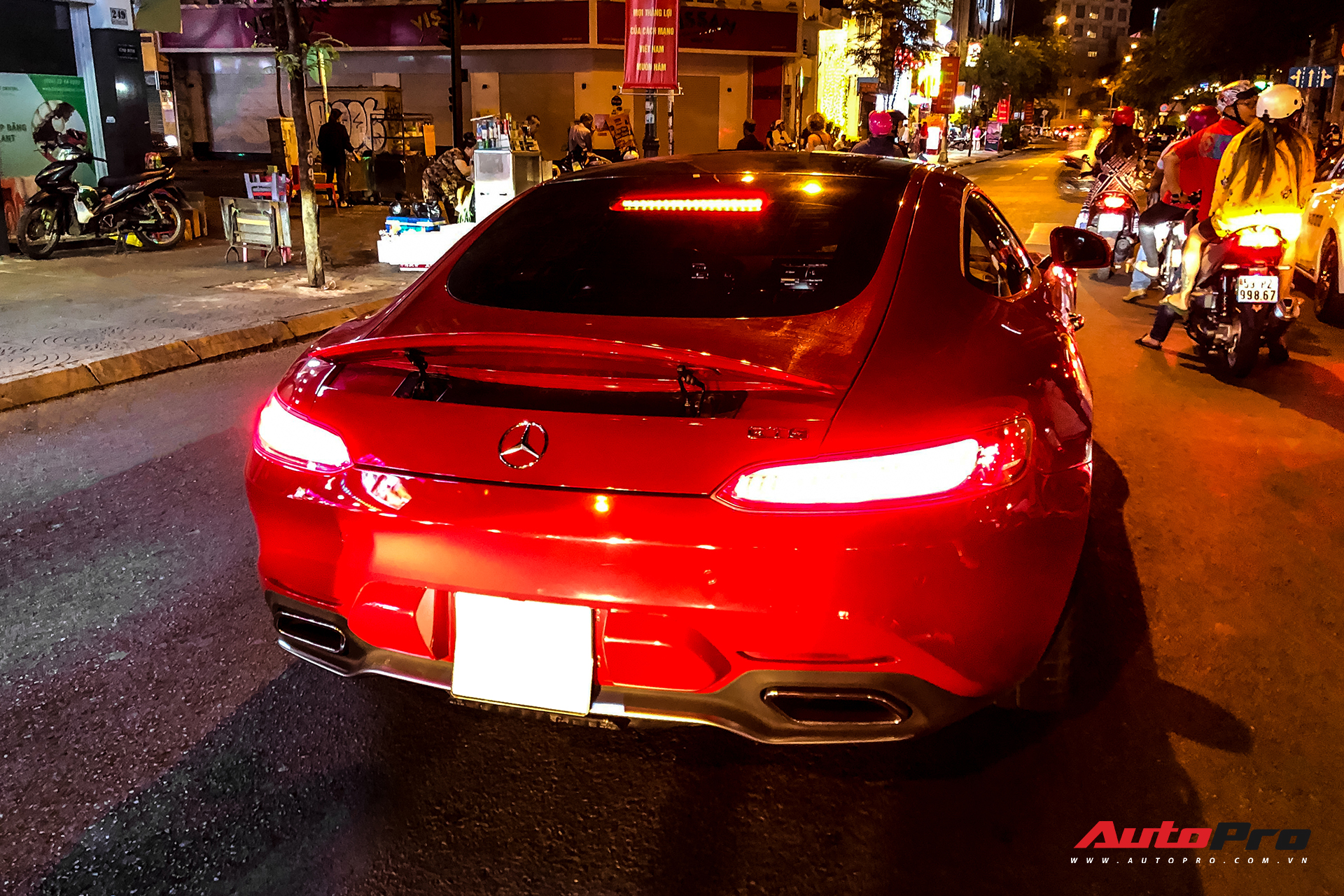 Mercedes-AMG GT S màu đỏ độc nhất Việt Nam bất ngờ xuất hiện trên phố Sài Gòn - Ảnh 1.