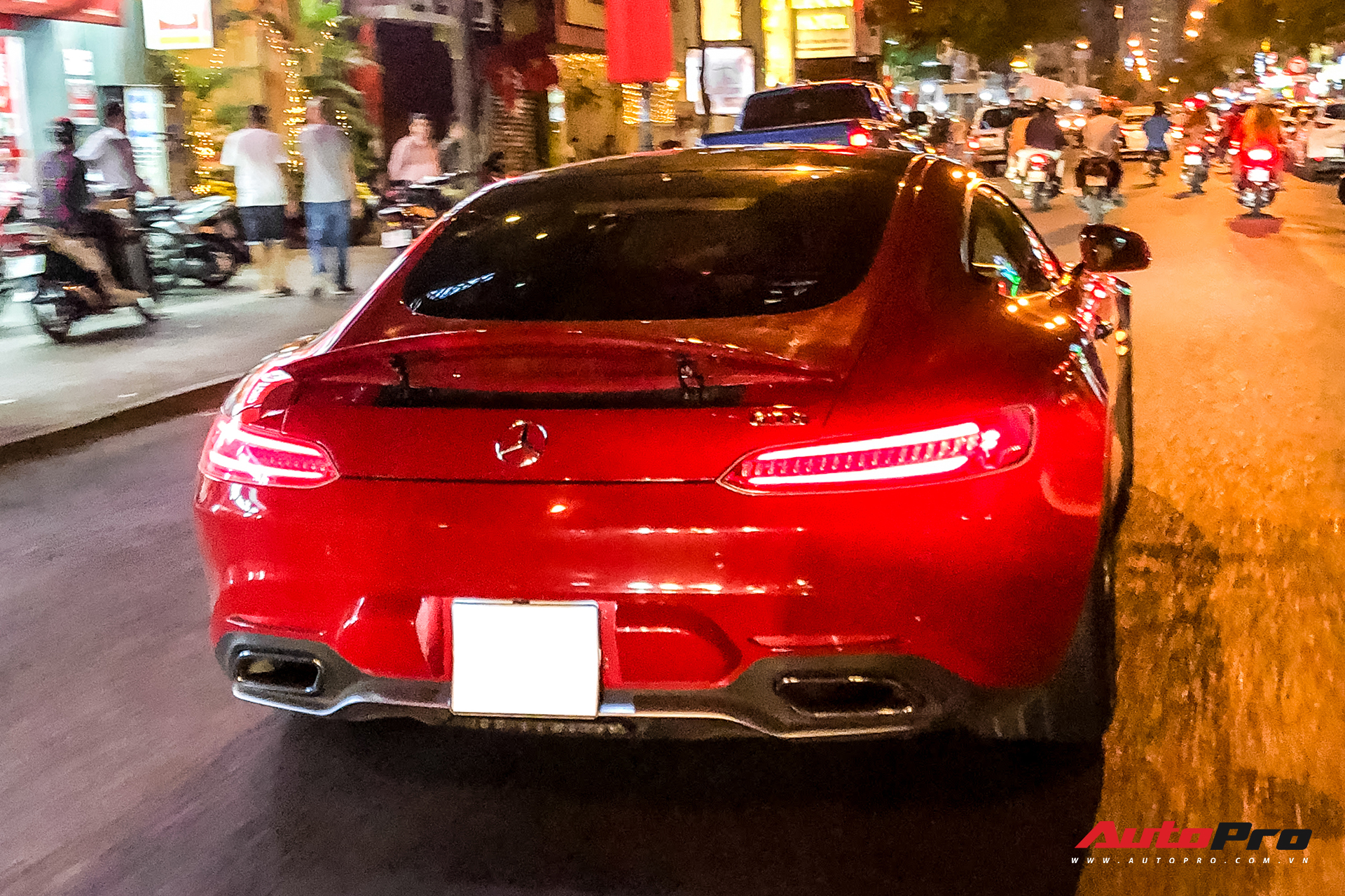 Mercedes-AMG GT S màu đỏ độc nhất Việt Nam bất ngờ xuất hiện trên phố Sài Gòn - Ảnh 4.