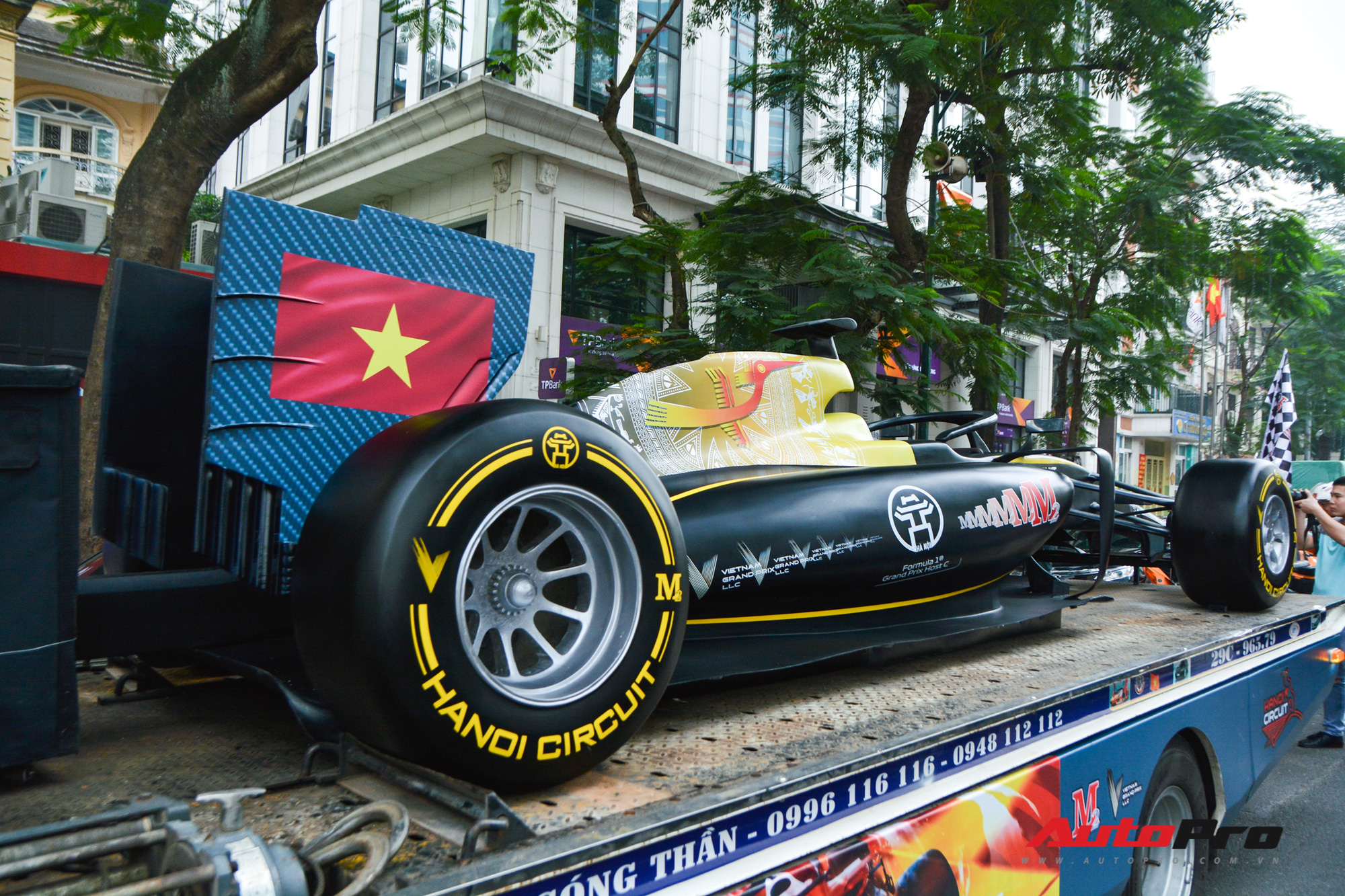 Ferrari F12 Berlinetta hộ tống xe đua F1 cùng dàn mô tô diễu hành vòng quanh Thủ đô Hà Nội - Ảnh 5.