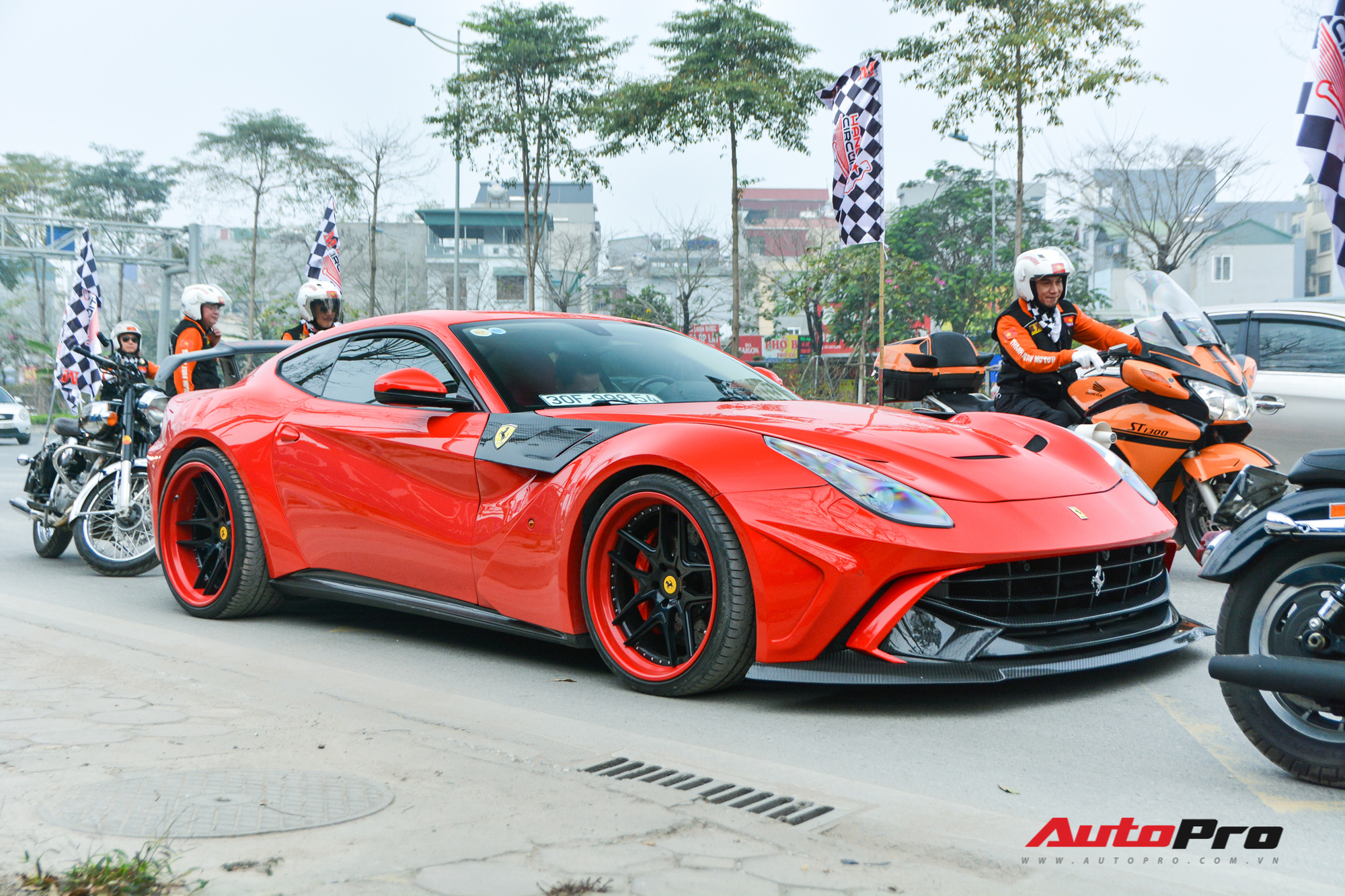 Ferrari F12 Berlinetta hộ tống xe đua F1 cùng dàn mô tô diễu hành vòng quanh Thủ đô Hà Nội - Ảnh 7.