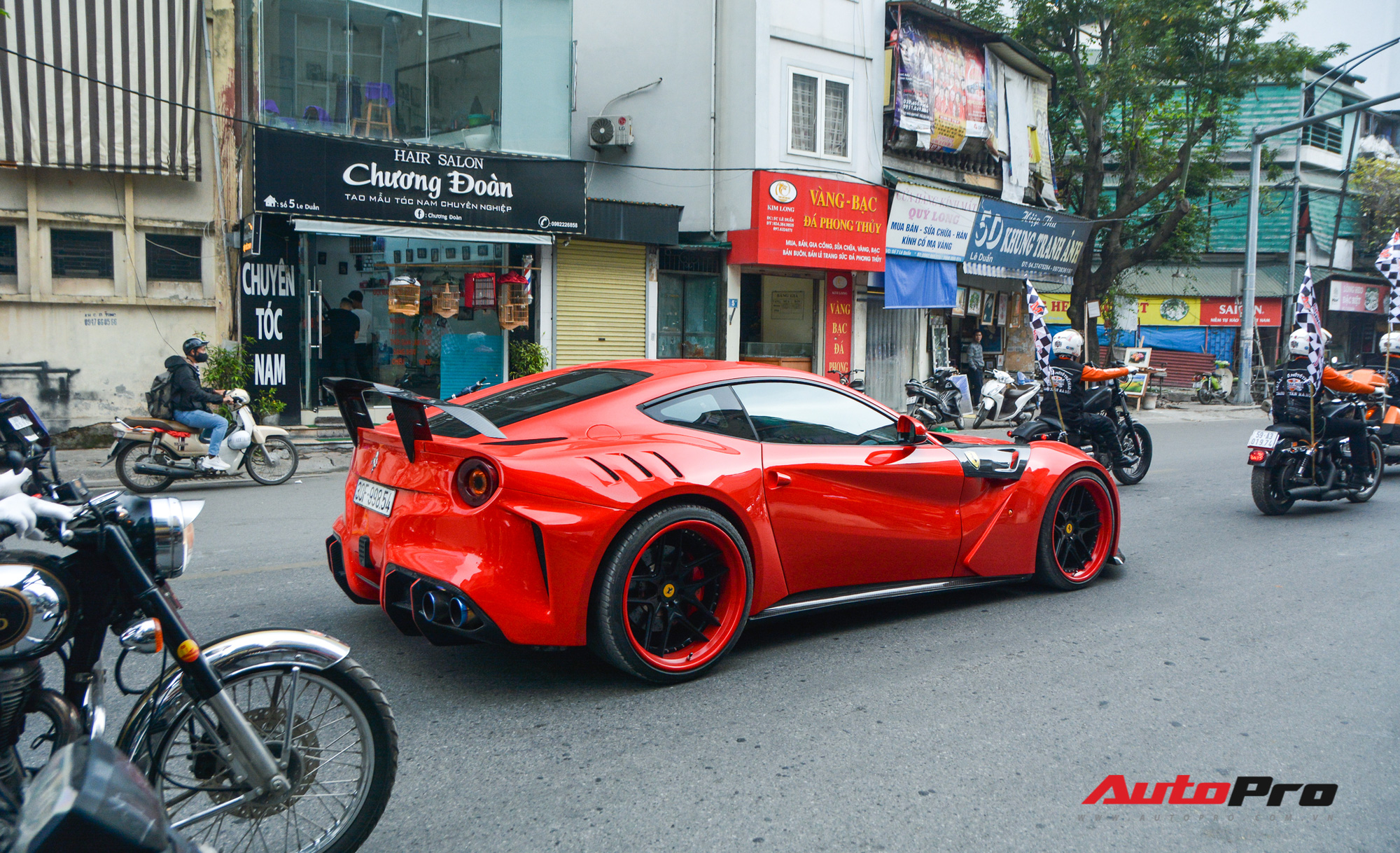 Ferrari F12 Berlinetta hộ tống xe đua F1 cùng dàn mô tô diễu hành vòng quanh Thủ đô Hà Nội - Ảnh 9.