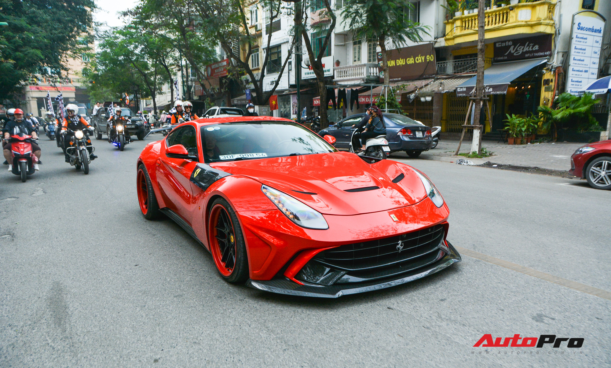 Ferrari F12 Berlinetta hộ tống xe đua F1 cùng dàn mô tô diễu hành vòng quanh Thủ đô Hà Nội - Ảnh 8.