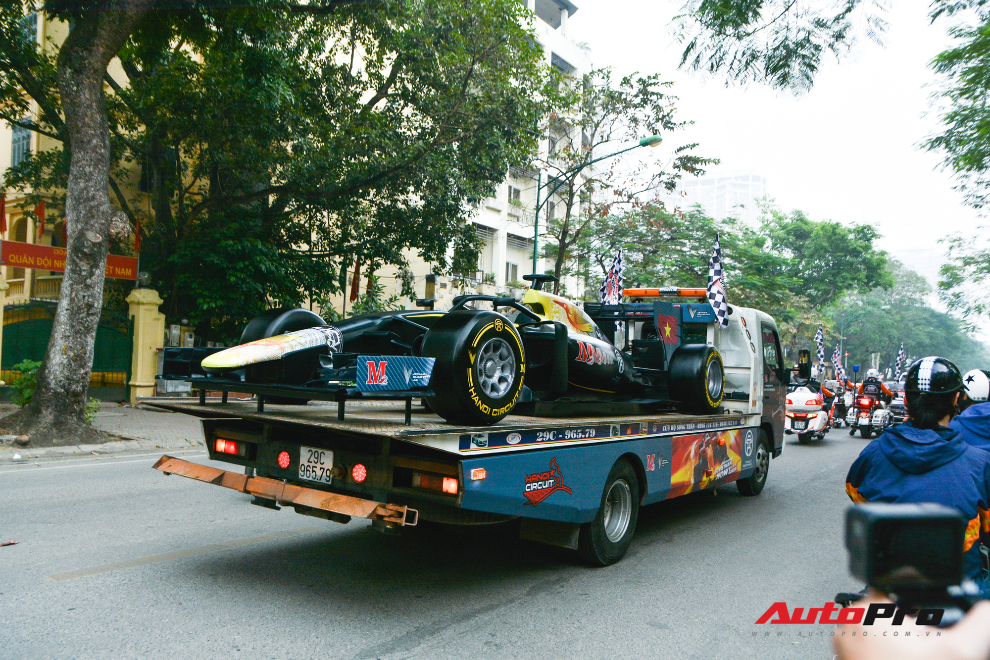 Ferrari F12 Berlinetta hộ tống xe đua F1 cùng dàn mô tô diễu hành vòng quanh Thủ đô Hà Nội - Ảnh 2.
