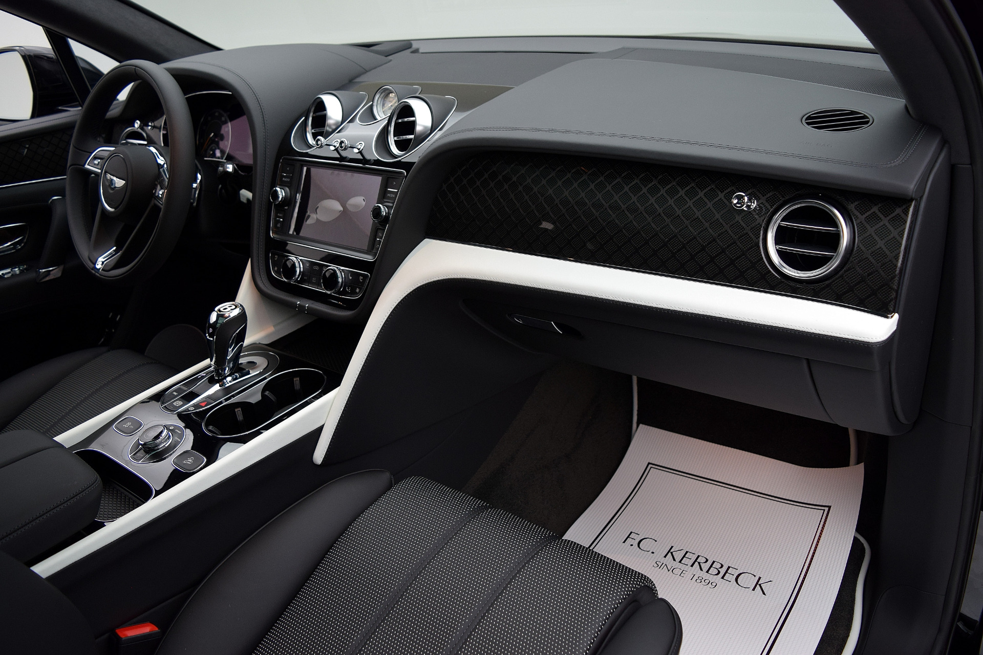 Hàng khủng Bentley Bentayga V8 Design Series đầu tiên cập bến Việt Nam - Ảnh 4.