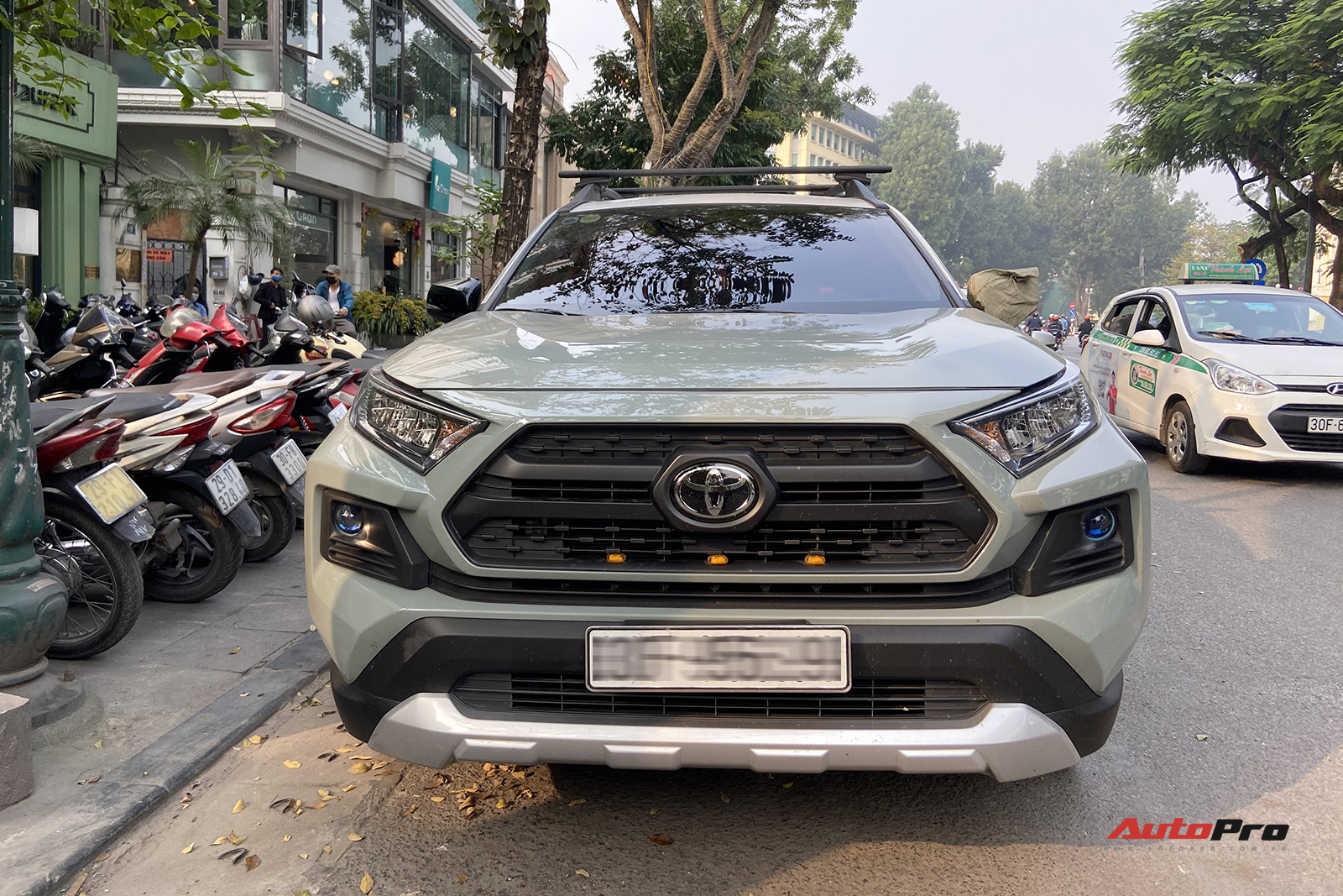 Toyota RAV4 giá 2,4 tỷ đồng hàng độc tại Việt Nam lộ diện với chi tiết lạ ở phía trước - Ảnh 2.
