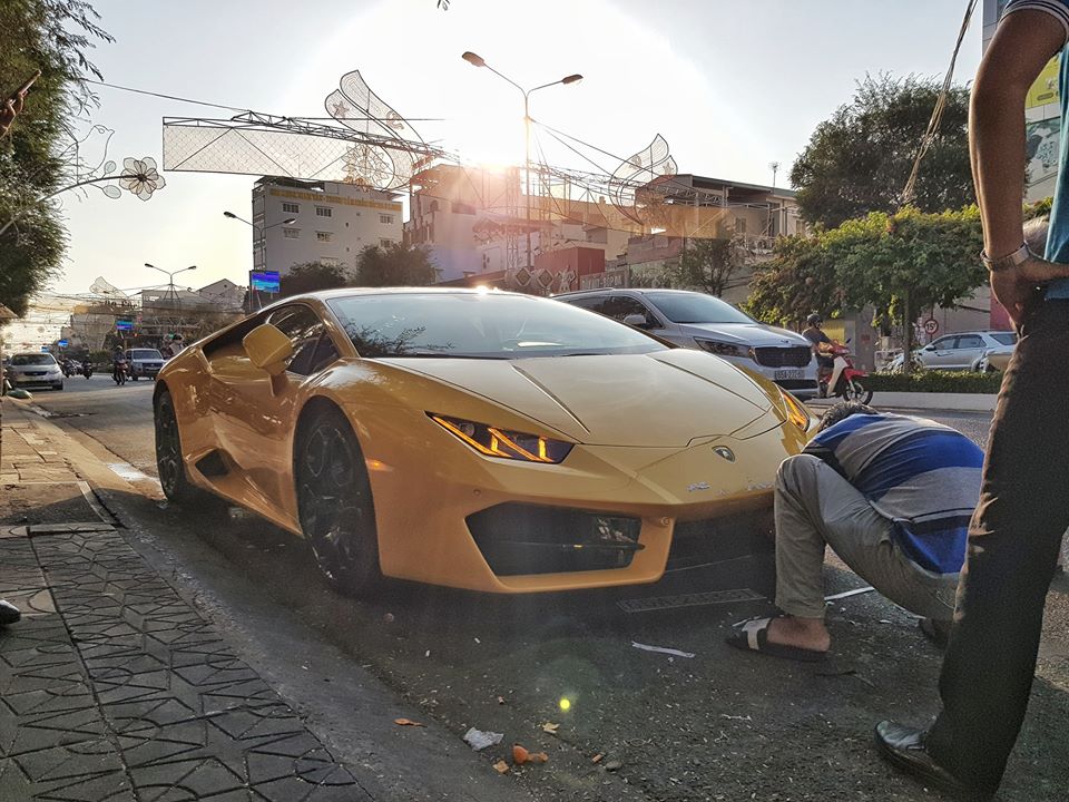 Lamborghini Huracan của đại gia Cần Thơ ‘nằm đường’ gây tò mò, sự thật khiến ai nấy đều ‘thở phào’ nhẹ nhõm - Ảnh 1.
