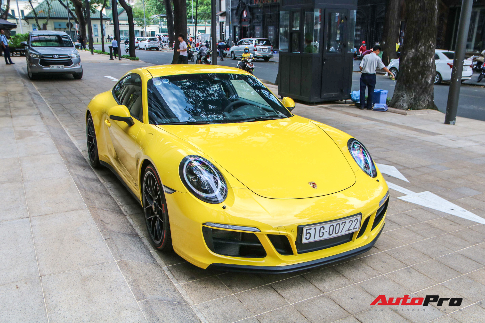 Bắt gặp Porsche 911 Carrera GTS vàng hành tung bí ẩn nhất Việt Nam - Ảnh 1.