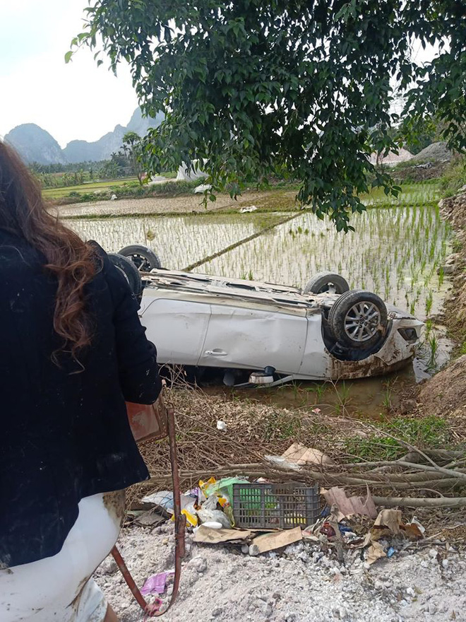  Ô tô Mazda lật ngửa dưới ruộng lúa, nữ tài xế phá cửa trèo ra ngoài - Ảnh 1.