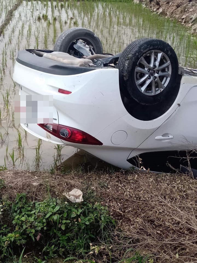  Ô tô Mazda lật ngửa dưới ruộng lúa, nữ tài xế phá cửa trèo ra ngoài - Ảnh 2.
