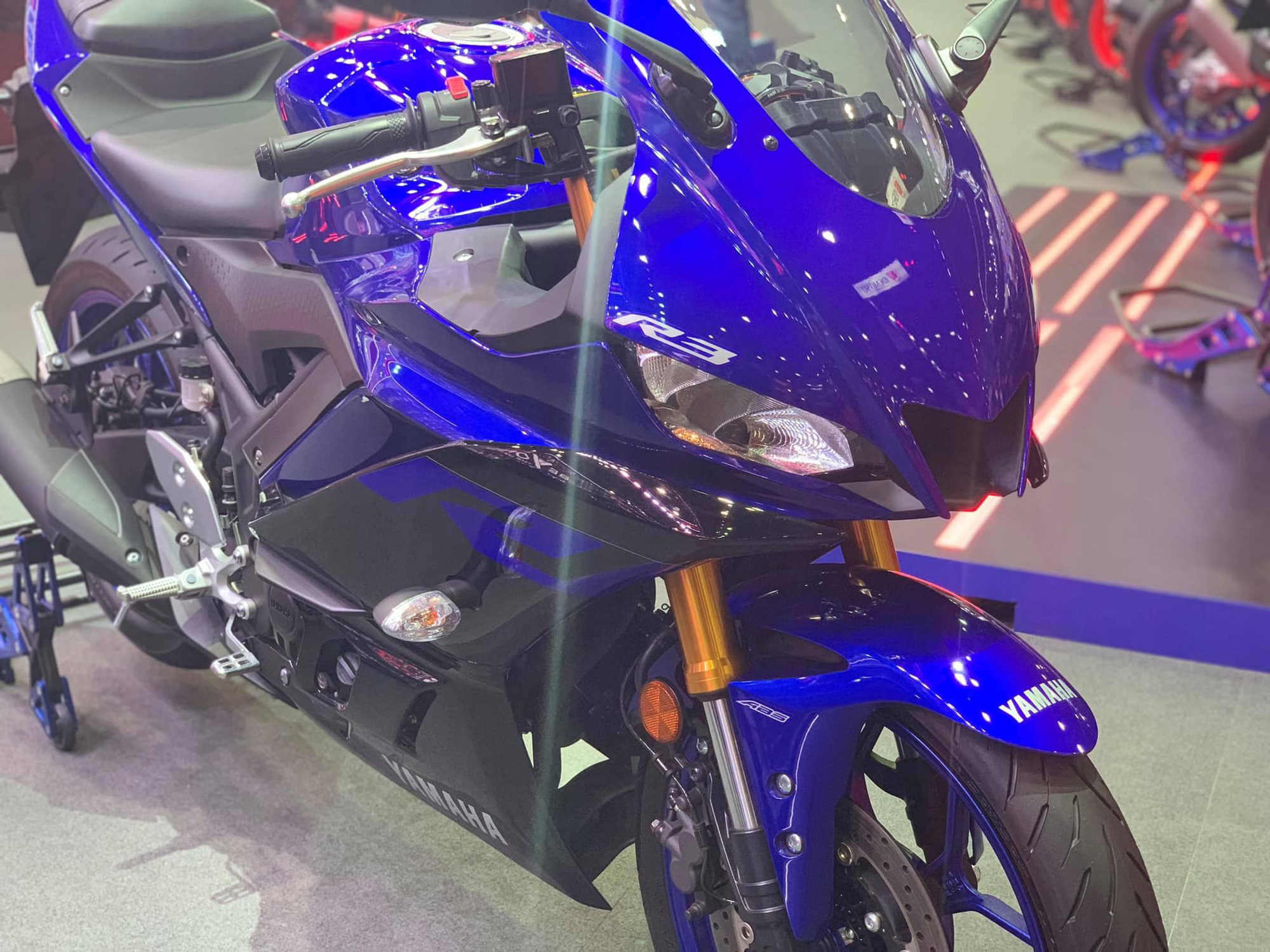 Yamaha R3 2020 về Việt Nam với giá giảm sốc còn 129 triệu đồng, thêm trang bị mà nhiều biker ao ước - Ảnh 1.