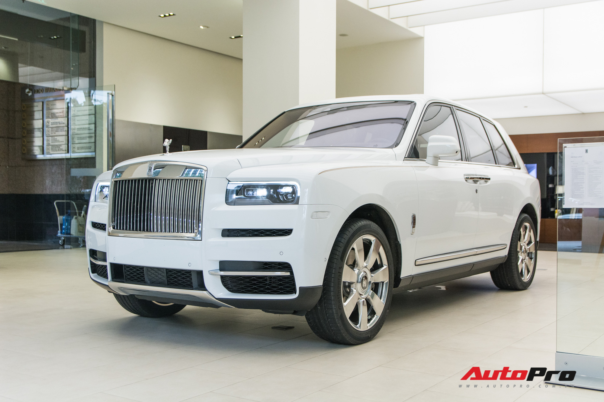 RollsRoyce Cullinan Specifications 2023  Configurations Dimensions  Features Engine