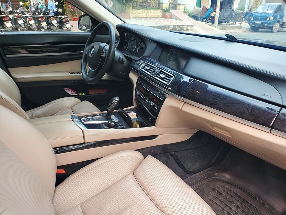 Sau màn trẻ hoá 3 năm tuổi, BMW 750 Li được rao bán với giá rẻ ngang Mazda3 mua mới - Ảnh 3.
