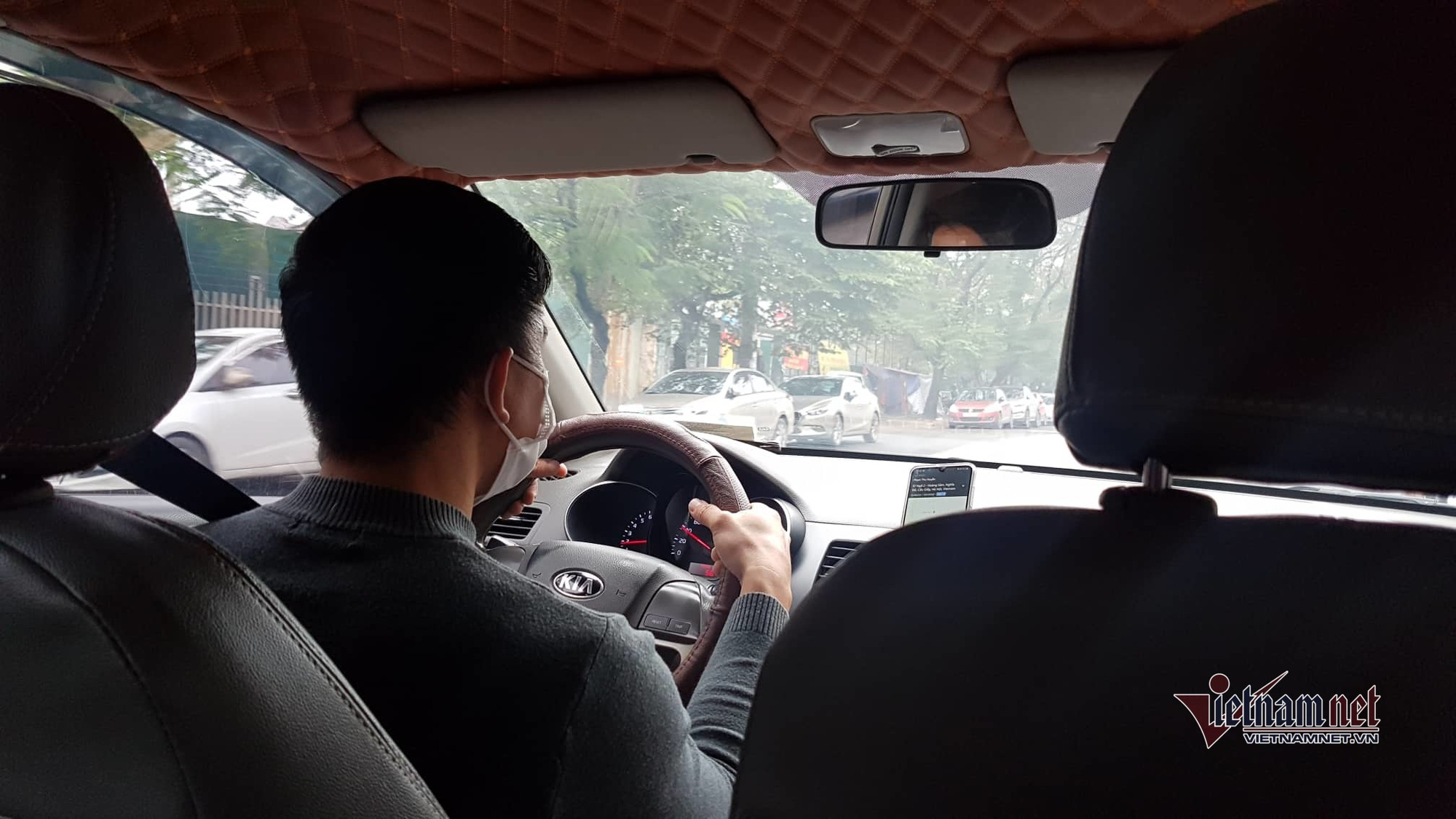 Lo ngại nhiễm virus corona, dân lái taxi chăm chỉ khử trùng xe mỗi ngày - Ảnh 1.