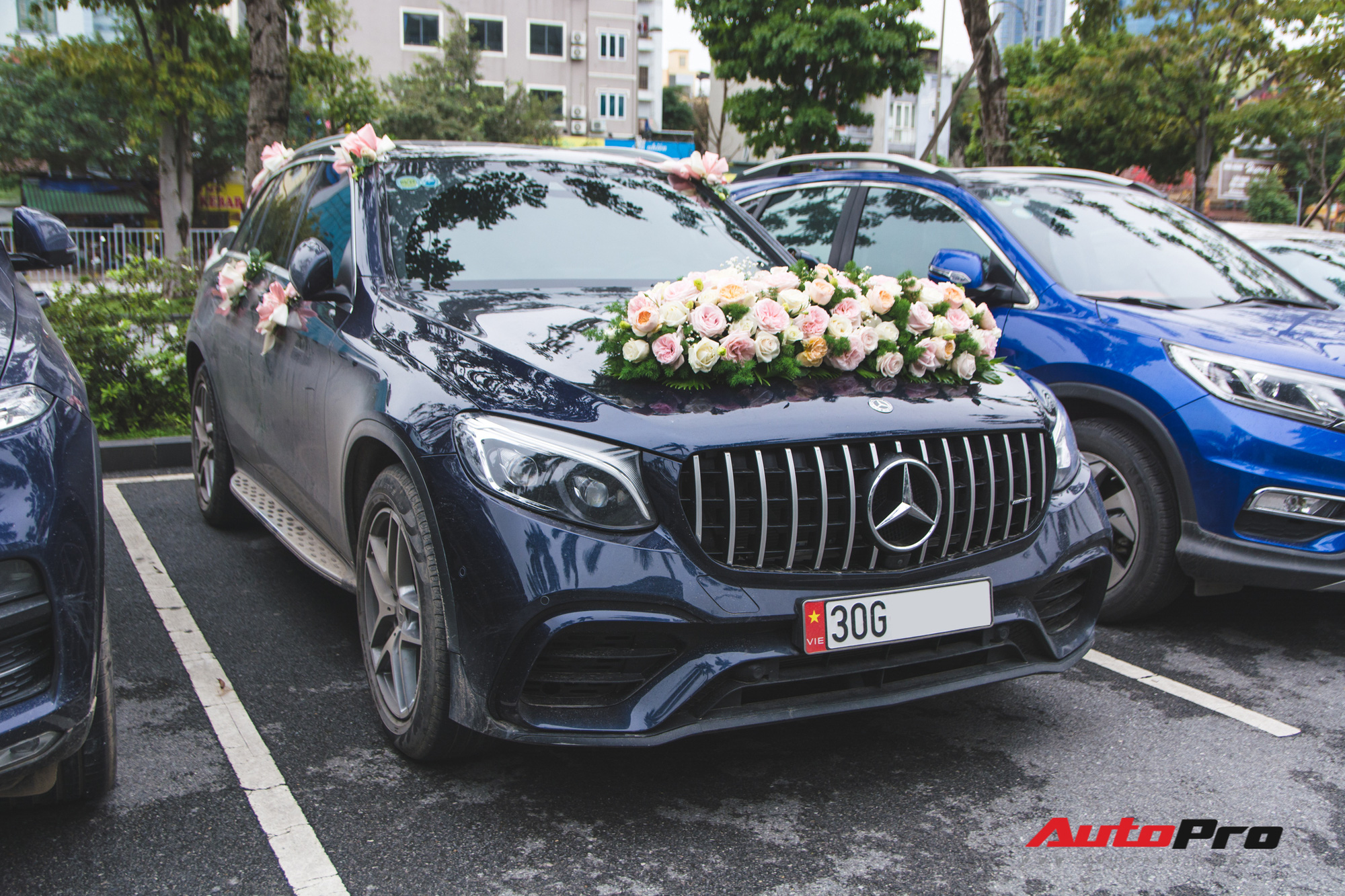 Đám cưới Duy Mạnh - Quỳnh Anh: Gia đình bầu Hiển xuất hiện với xế tiền tỷ BMW M760Li và Porsche Panamera Turbo S Exclusive - Ảnh 7.