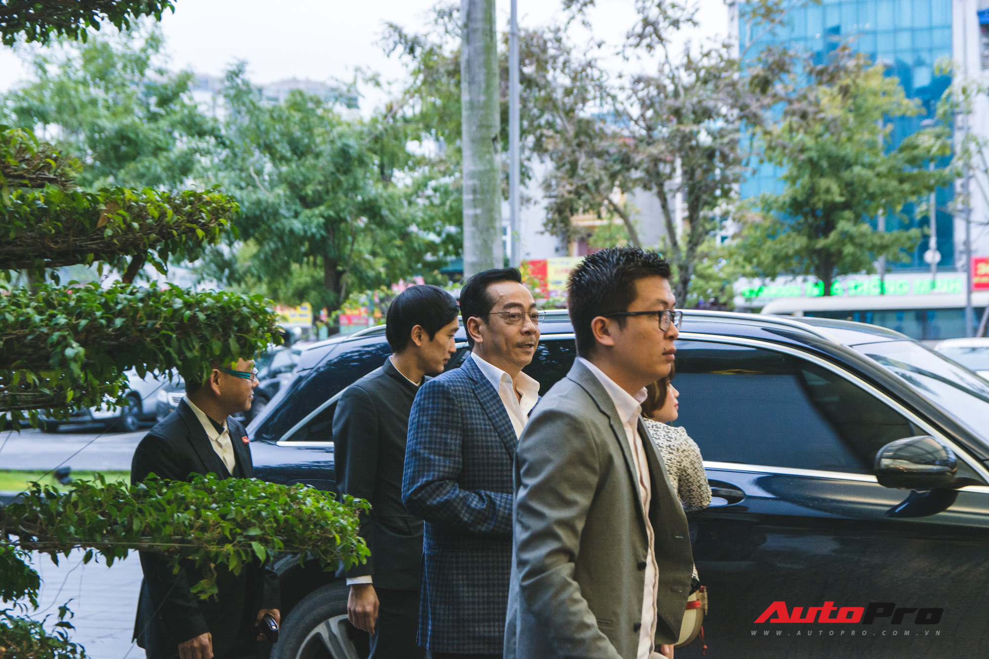 Đám cưới Duy Mạnh - Quỳnh Anh: Gia đình bầu Hiển xuất hiện với xế tiền tỷ BMW M760Li và Porsche Panamera Turbo S Exclusive - Ảnh 8.