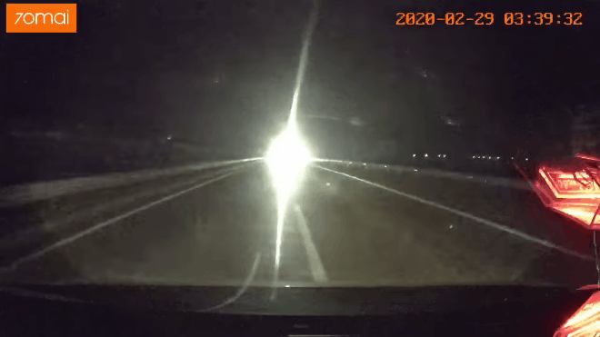  CLIP: Pha rọi đèn quái ác của ô tô trên cao tốc khiến bao người kinh sợ, phẫn nộ - Ảnh 1.