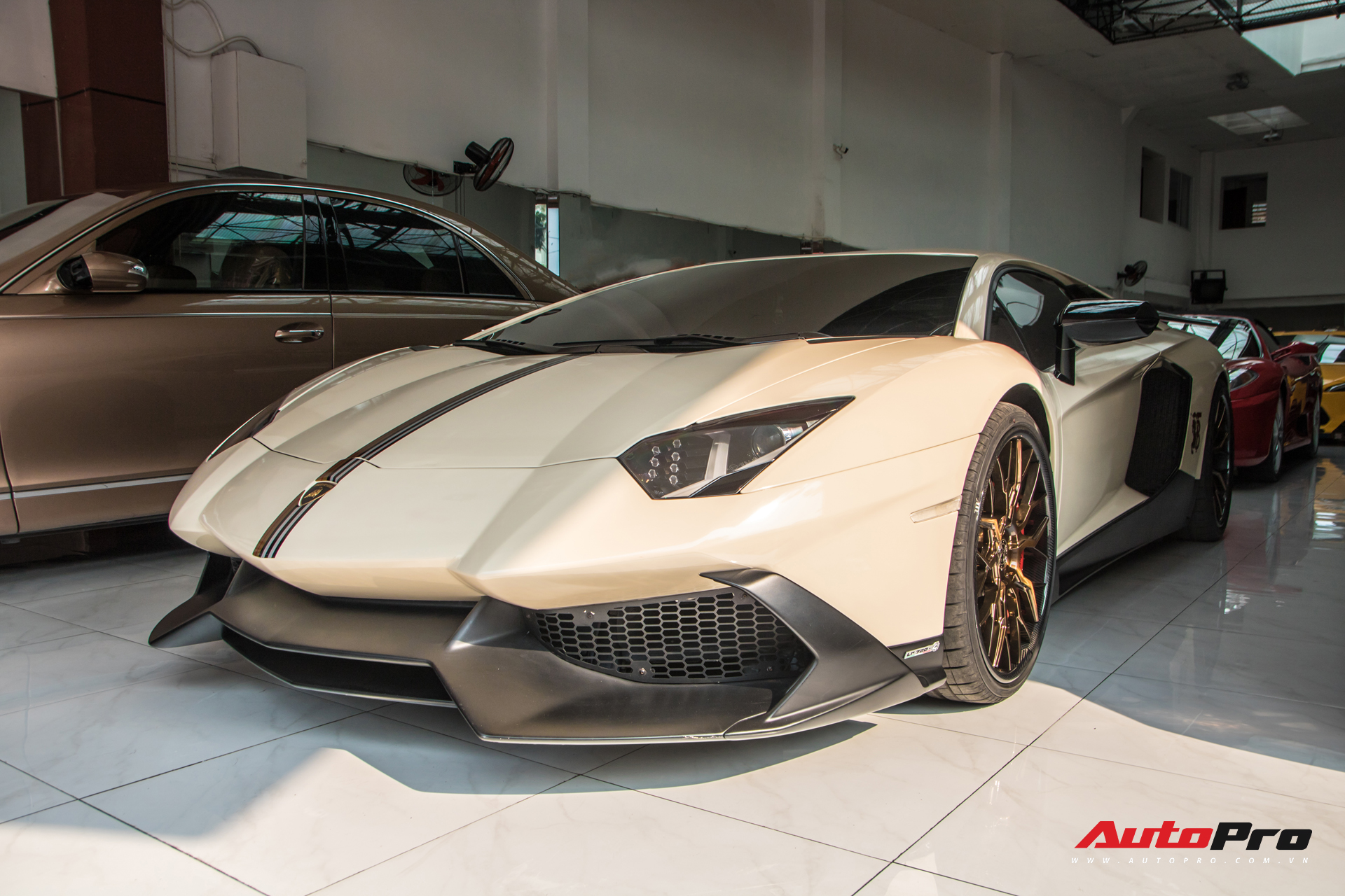 Đại gia Bạc Liêu tiếp tục lột xác Lamborghini Aventador độ phiên bản kỷ niệm 50 năm theo phong cách hãng thời trang đình đám - Ảnh 2.