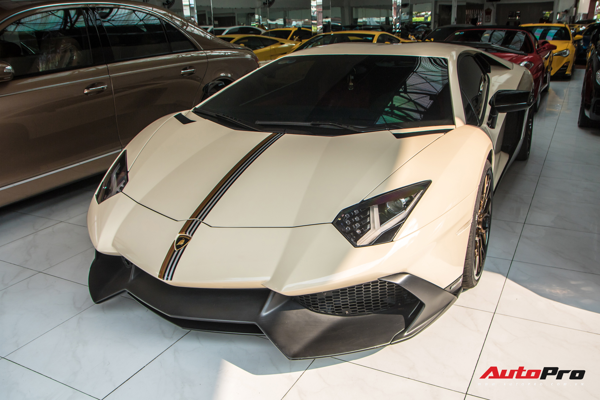 Đại gia Bạc Liêu tiếp tục lột xác Lamborghini Aventador độ phiên bản kỷ niệm 50 năm theo phong cách hãng thời trang đình đám - Ảnh 8.