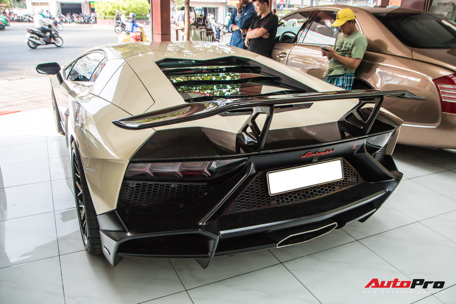 Đại gia Bạc Liêu tiếp tục lột xác Lamborghini Aventador độ phiên bản kỷ niệm 50 năm theo phong cách hãng thời trang đình đám - Ảnh 10.