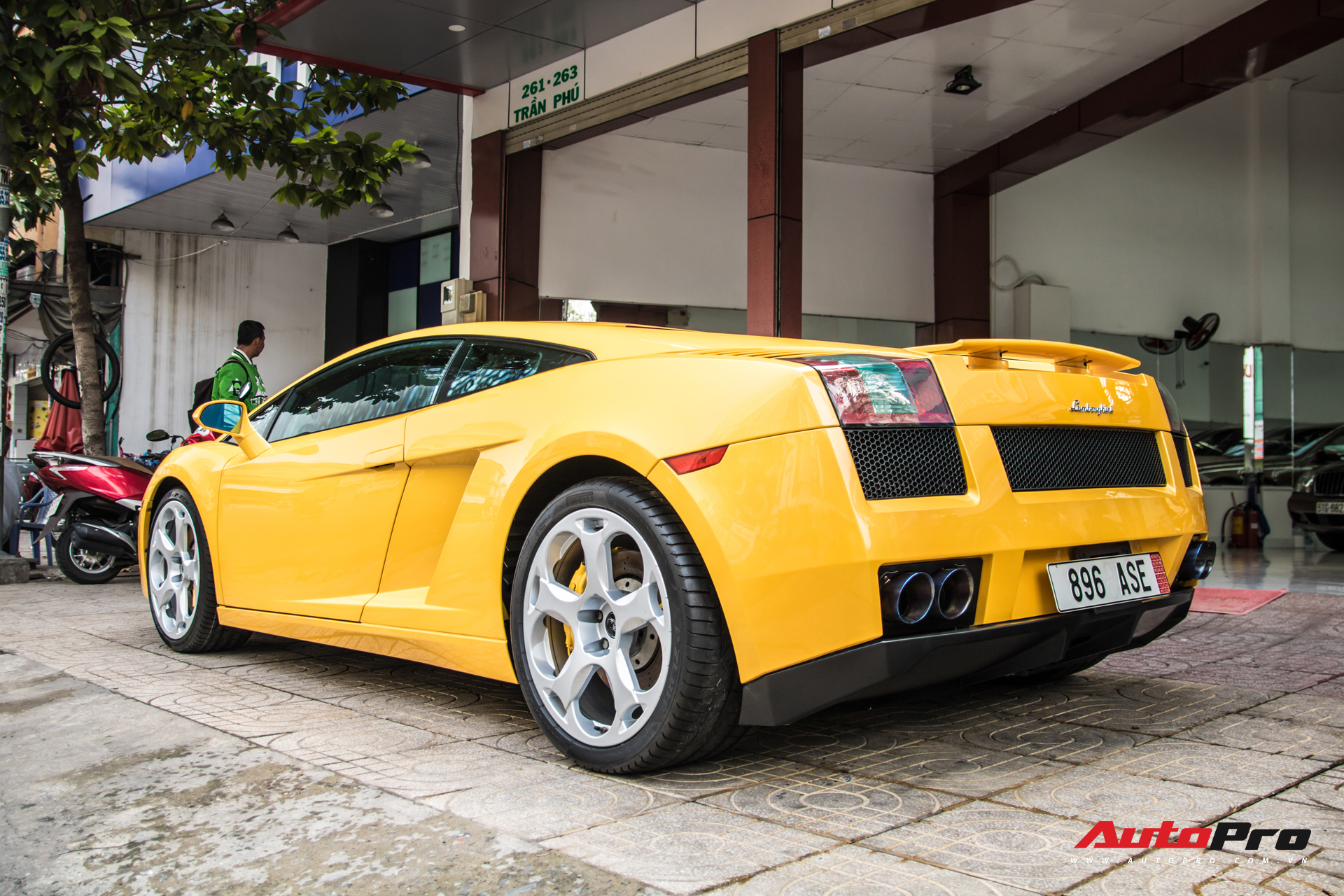 Lamborghini Gallardo từng gắn liền với tên tuổi Cường Đô-la bất ngờ xuất hiện trên phố Sài Gòn - Ảnh 2.