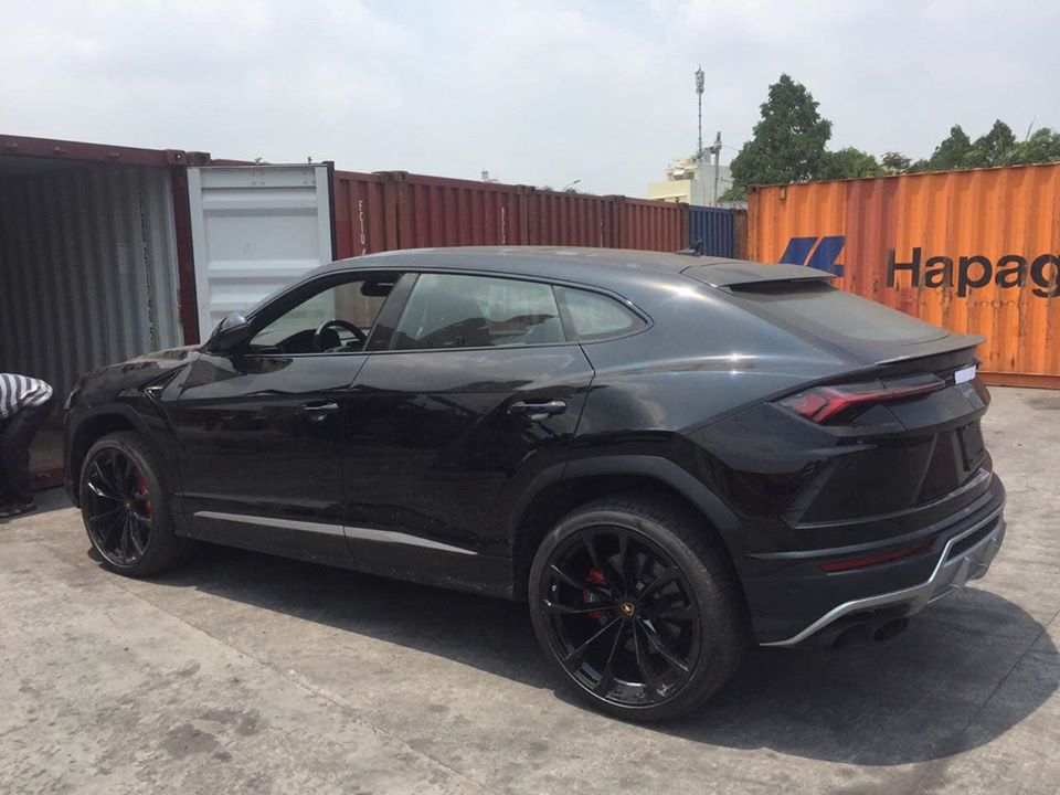 Khui công Lamborghini Urus với trang bị siêu độc của siêu mẫu Ngọc Thạch tại Việt Nam - Ảnh 1.