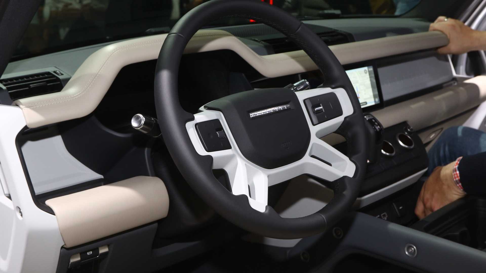 Land Rover Defender 2020 cập bến Việt Nam: SUV giá từ 3,7 tỷ cạnh tranh vua địa hình Mercedes-Benz G-Class - Ảnh 4.