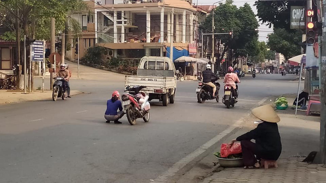  Người phụ nữ nhảy xuống xe ngồi giữa đường, rồi có hành động khiến ai đi qua cũng thắc mắc - Ảnh 1.