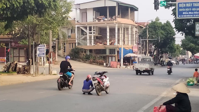  Người phụ nữ nhảy xuống xe ngồi giữa đường, rồi có hành động khiến ai đi qua cũng thắc mắc - Ảnh 3.