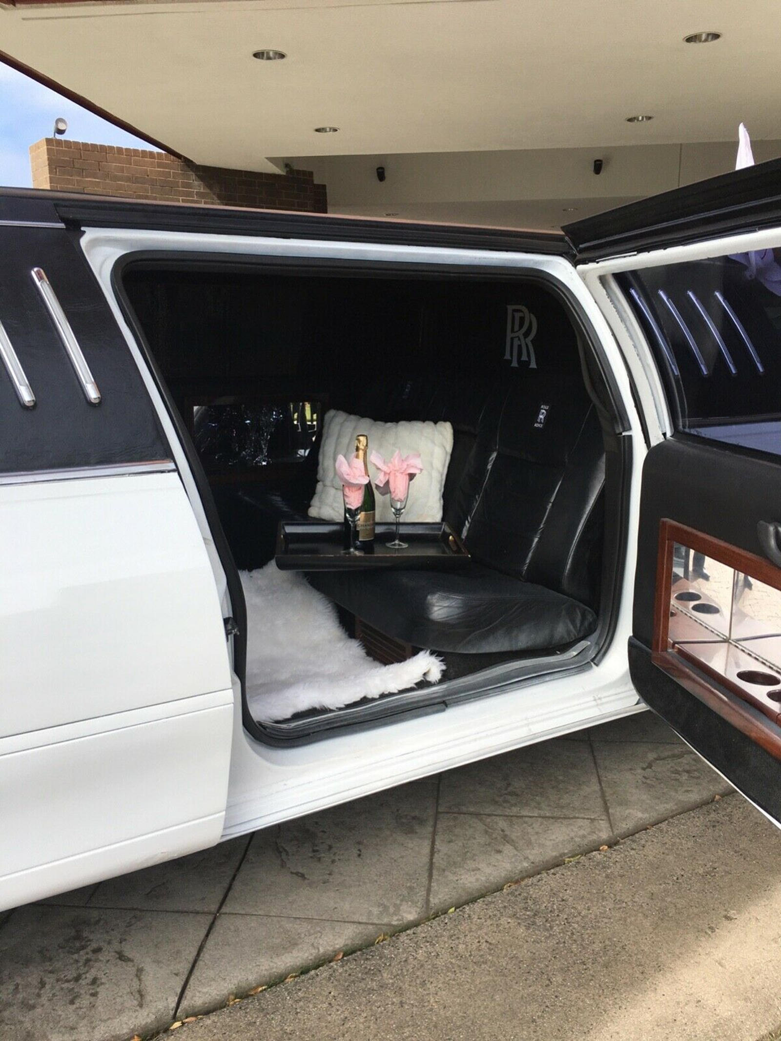 Nhìn rất Rolls-Royce Ghost mà lại là Lincoln nhưng màn độ limousine còn thuyết phục hơn - Ảnh 8.