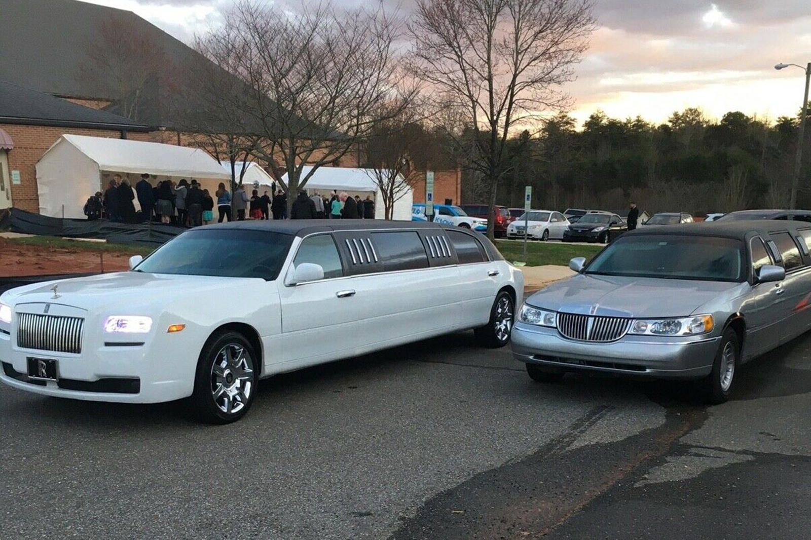 Nhìn rất Rolls-Royce Ghost mà lại là Lincoln nhưng màn độ limousine còn thuyết phục hơn - Ảnh 1.