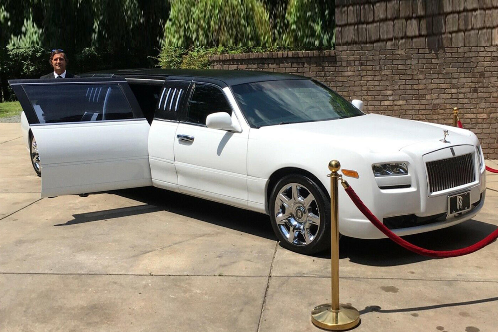 Nhìn rất Rolls-Royce Ghost mà lại là Lincoln nhưng màn độ limousine còn thuyết phục hơn - Ảnh 2.