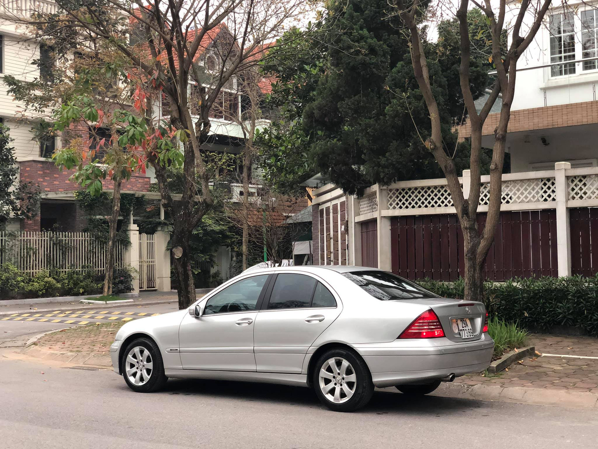 Mua bán xe Mercedes C class cũ đời 2004 giá rẻ còn rất mới