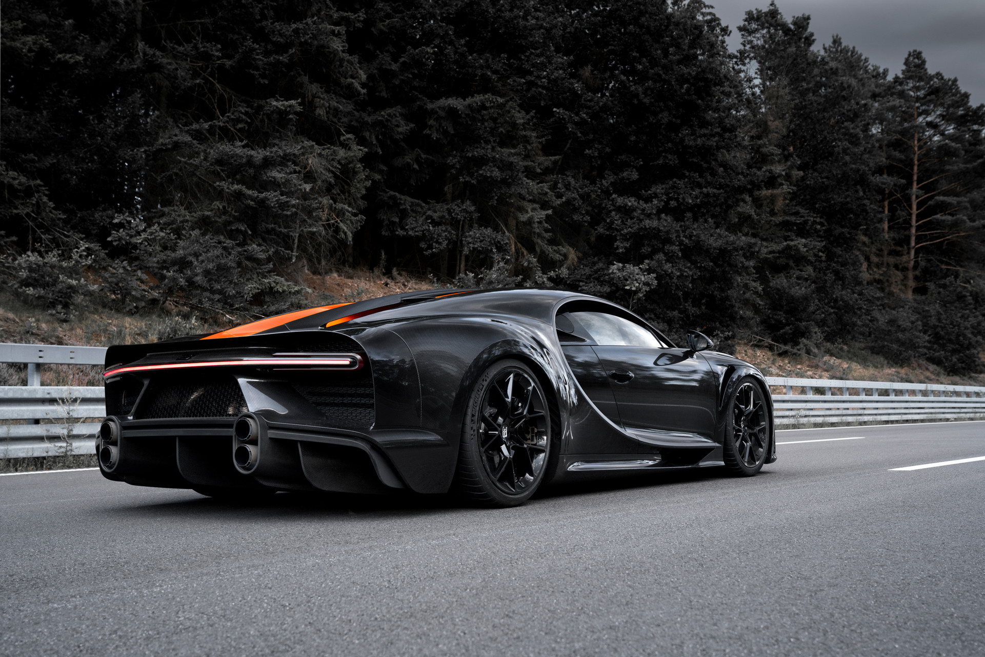 Choáng ngợp trước dàn Bugatti với toàn siêu phẩm quý hiếm trị giá hàng trăm triệu USD tụ họp - Ảnh 4.