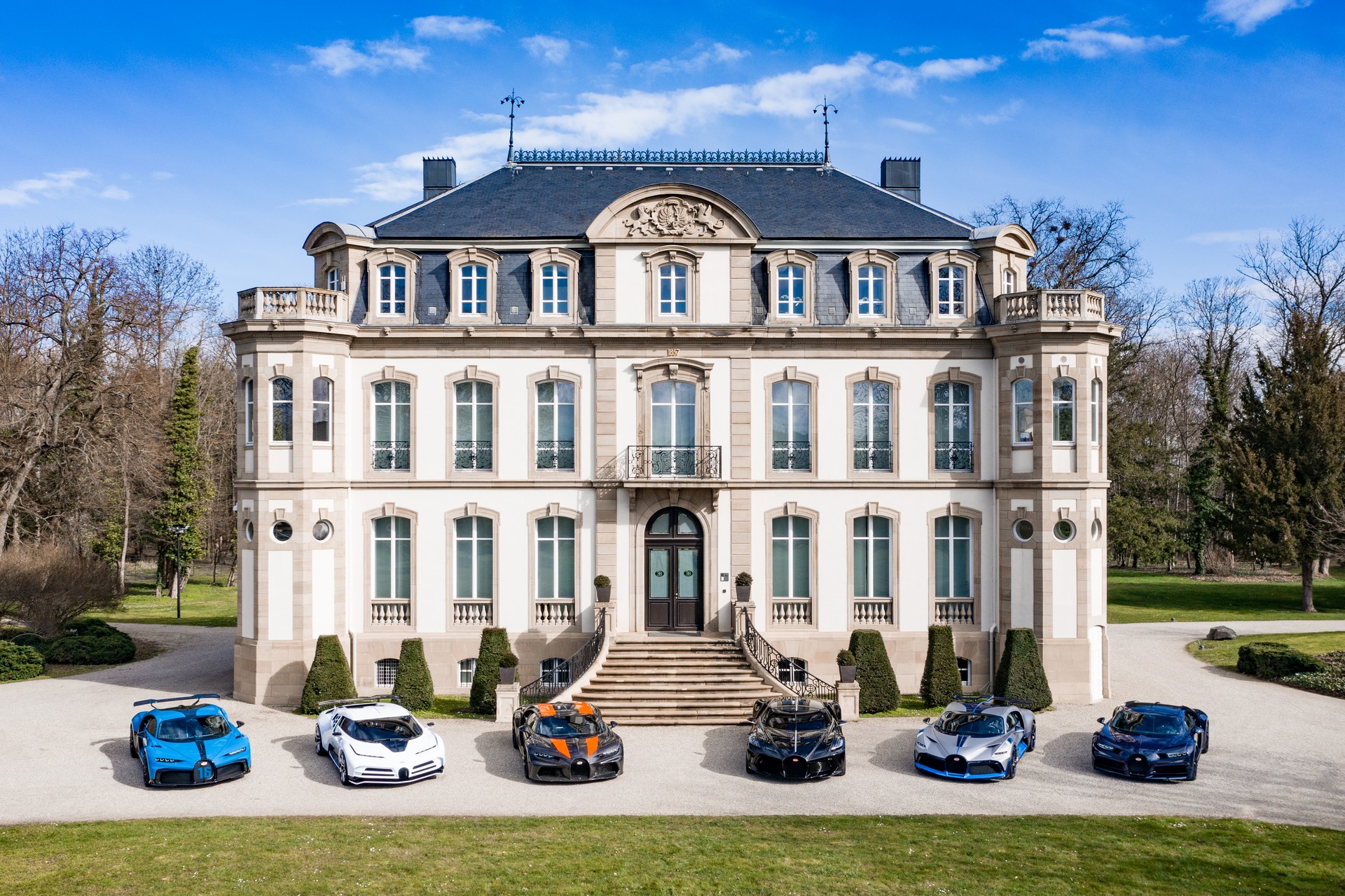 Choáng ngợp trước dàn Bugatti với toàn siêu phẩm quý hiếm trị giá hàng trăm triệu USD tụ họp - Ảnh 1.