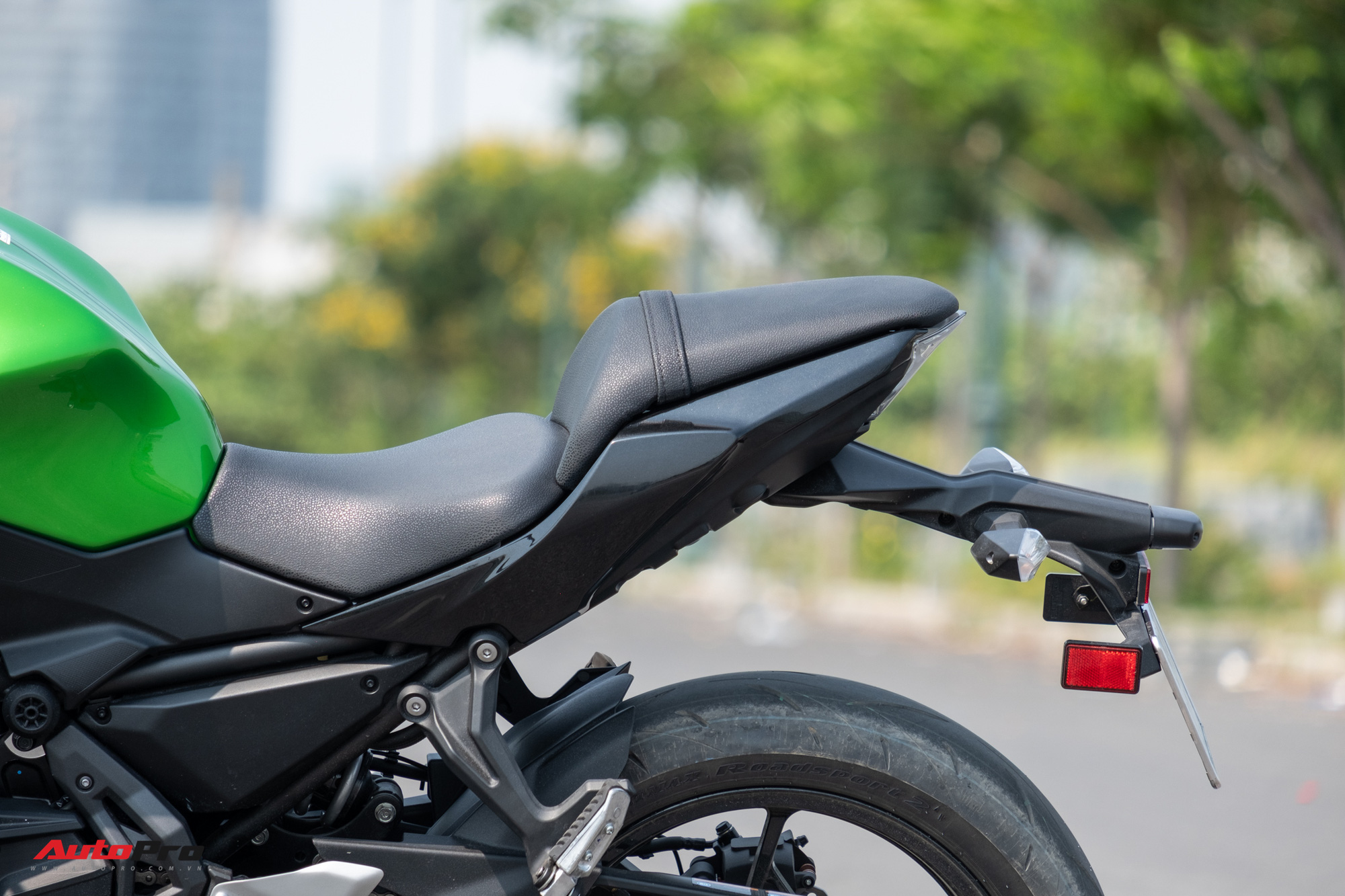Đánh giá Kawasaki Z650: Naked bike cỡ trung đạt tiêu chí Ngon, bổ, nhưng tạm rẻ - Ảnh 9.