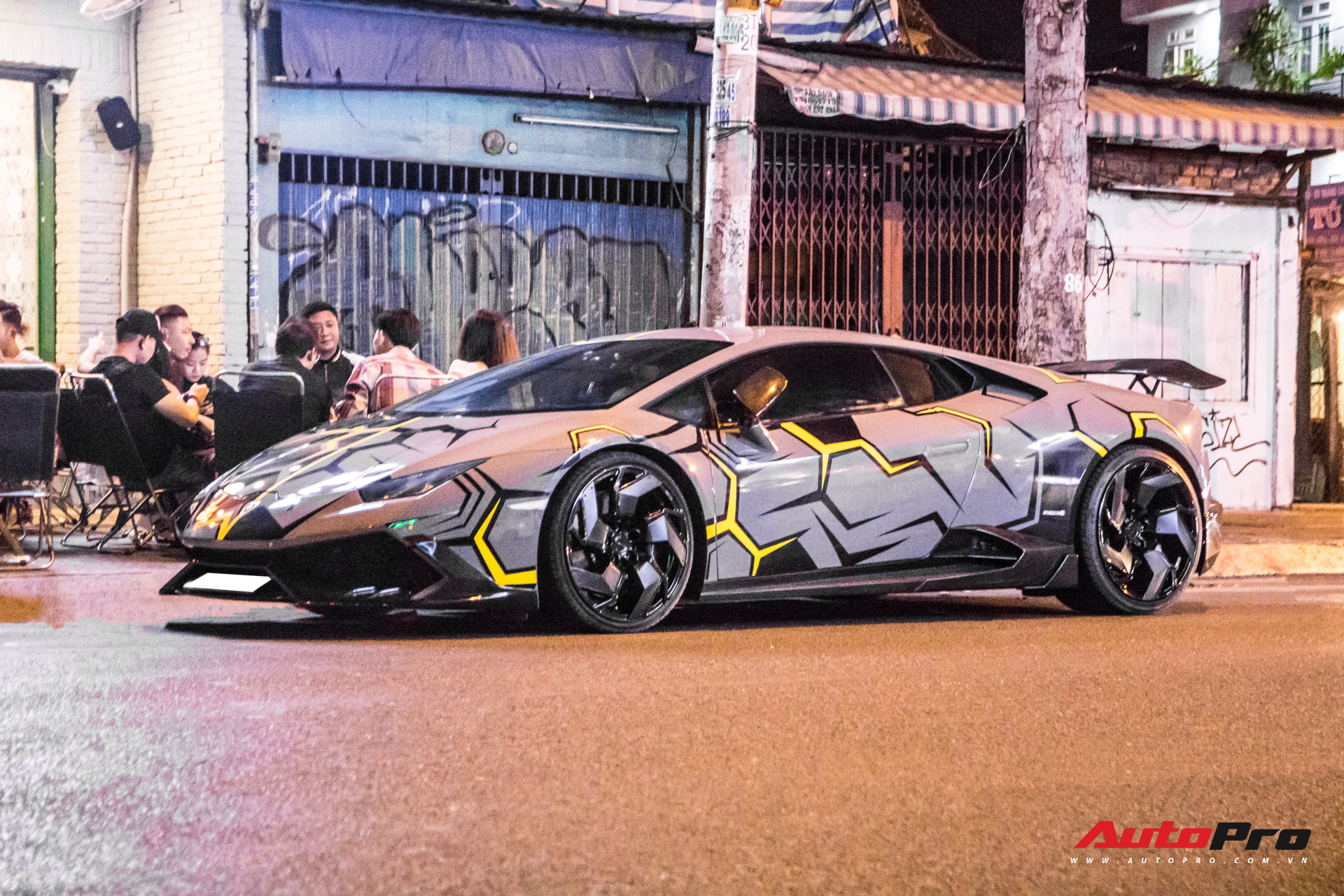 Cận cảnh Lamborghini Huracan độ Mansory lột xác với phong cách rạn nứt tại Sài Gòn - Ảnh 2.