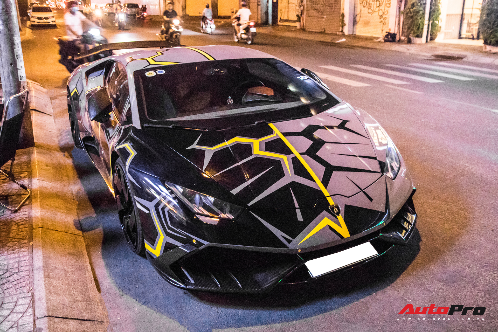 Cận cảnh Lamborghini Huracan độ Mansory lột xác với phong cách rạn nứt tại Sài Gòn - Ảnh 3.
