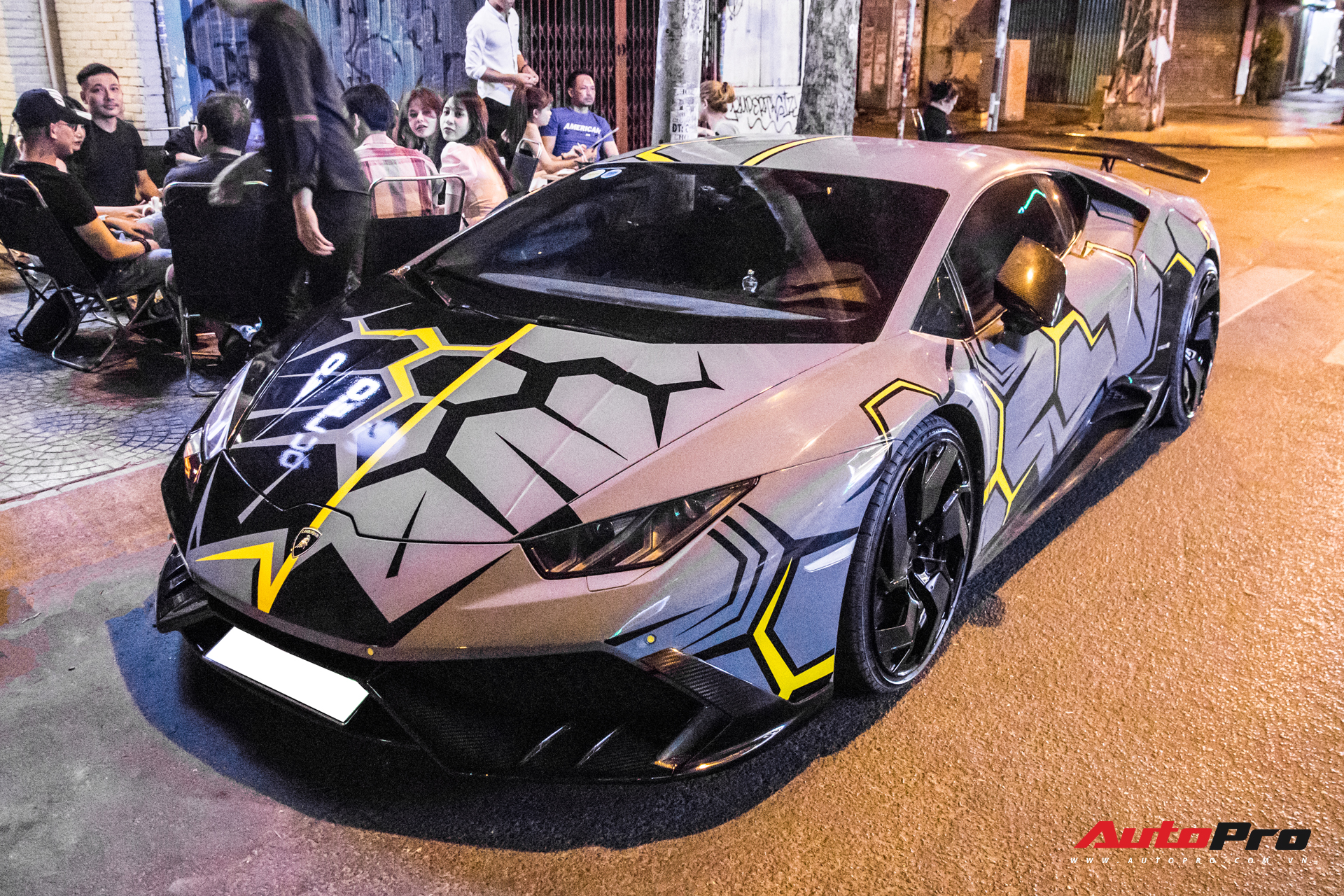 Cận cảnh Lamborghini Huracan độ Mansory lột xác với phong cách rạn nứt tại Sài Gòn - Ảnh 4.