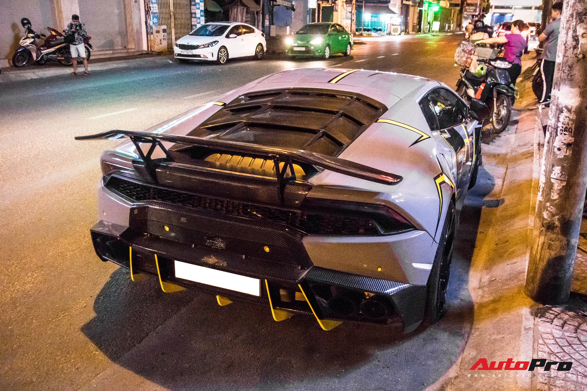 Cận cảnh Lamborghini Huracan độ Mansory lột xác với phong cách rạn nứt tại Sài Gòn - Ảnh 7.
