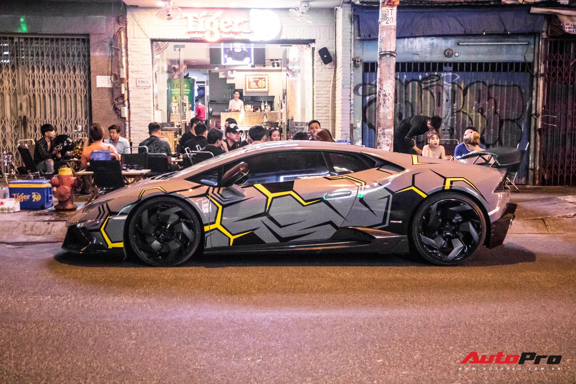 Cận cảnh Lamborghini Huracan độ Mansory lột xác với phong cách rạn nứt tại Sài Gòn - Ảnh 10.