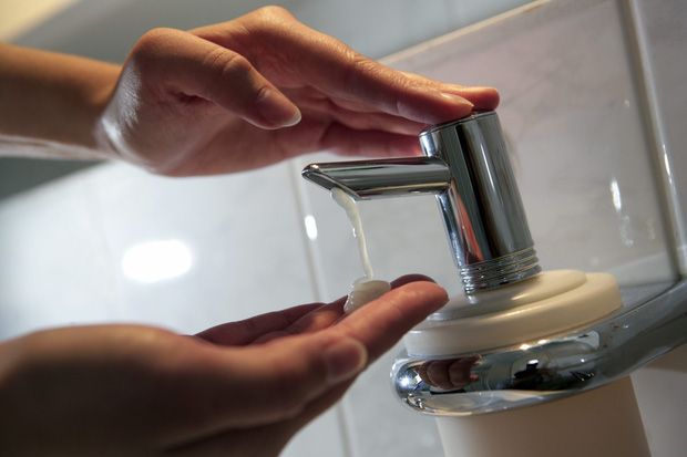 6 mẹo nhỏ giữ tay luôn ẩm mượt dù phải rửa tay thường xuyên để phòng COVID-19 - Ảnh 3.
